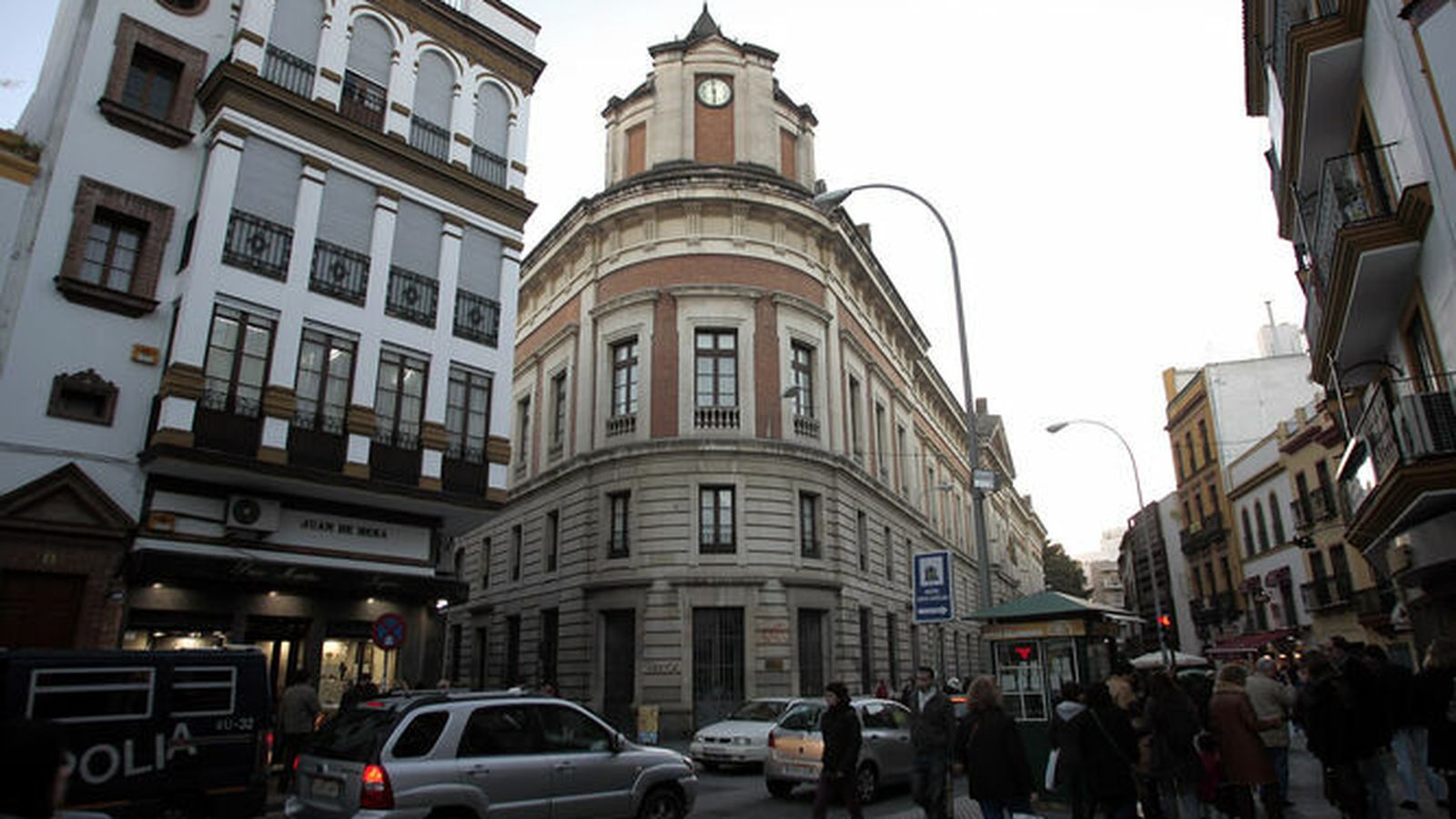 El reloj sigue coronando el edificio de la Hemeroteca Municipal