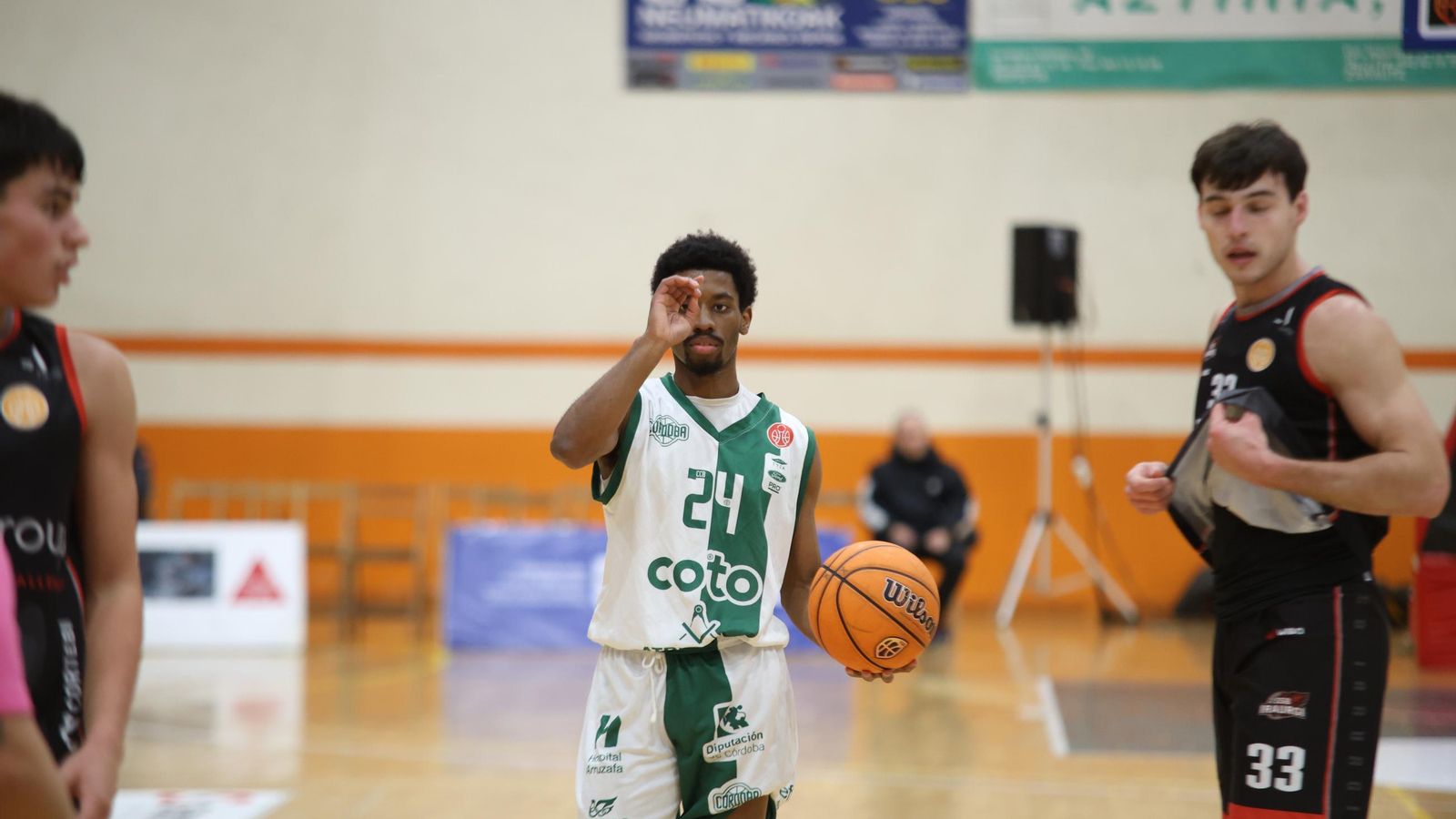 El blanquiverde Nixon, durante un lance del partido.