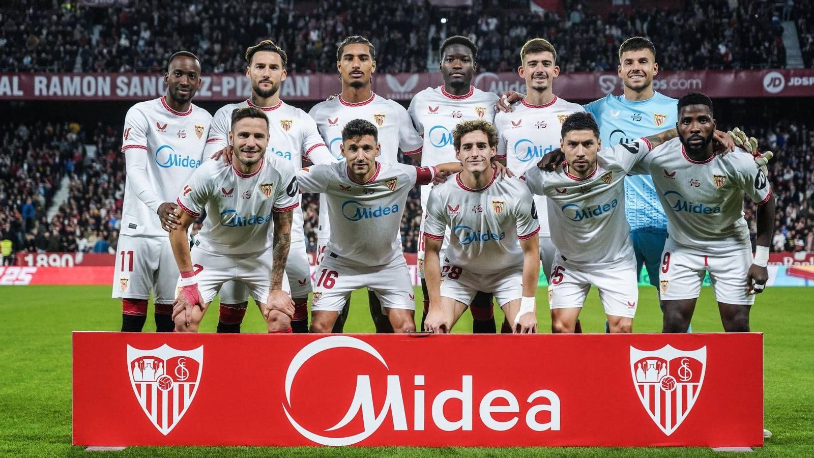 Manu Bueno, en el centro abajo, fue titular frente al Celta y jugó 70 minutos.