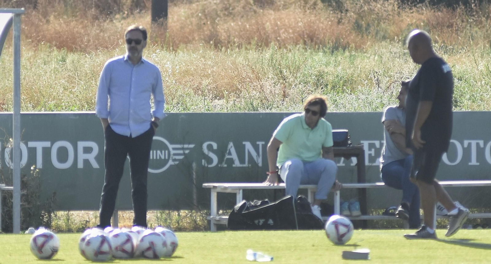 Monterrubio, junto a Raúl Cámara y Juanito, sigue un entrenamiento del Córdoba CF en la Ciudad Deportiva.