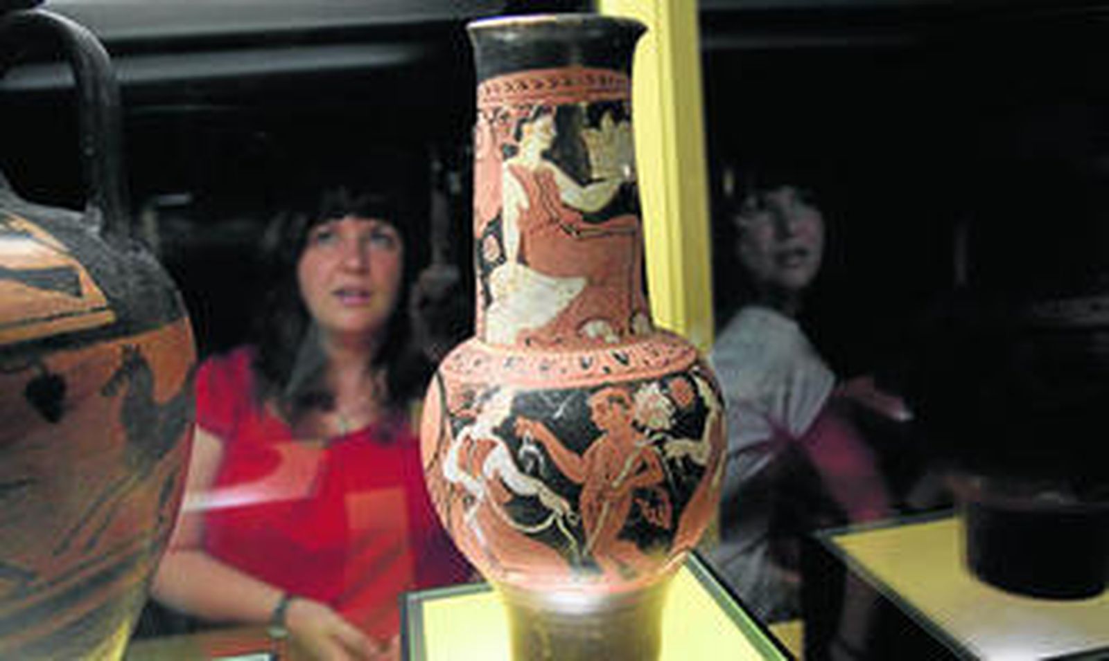 Una joven observa, ayer, varios vasos griegos de la exposición.