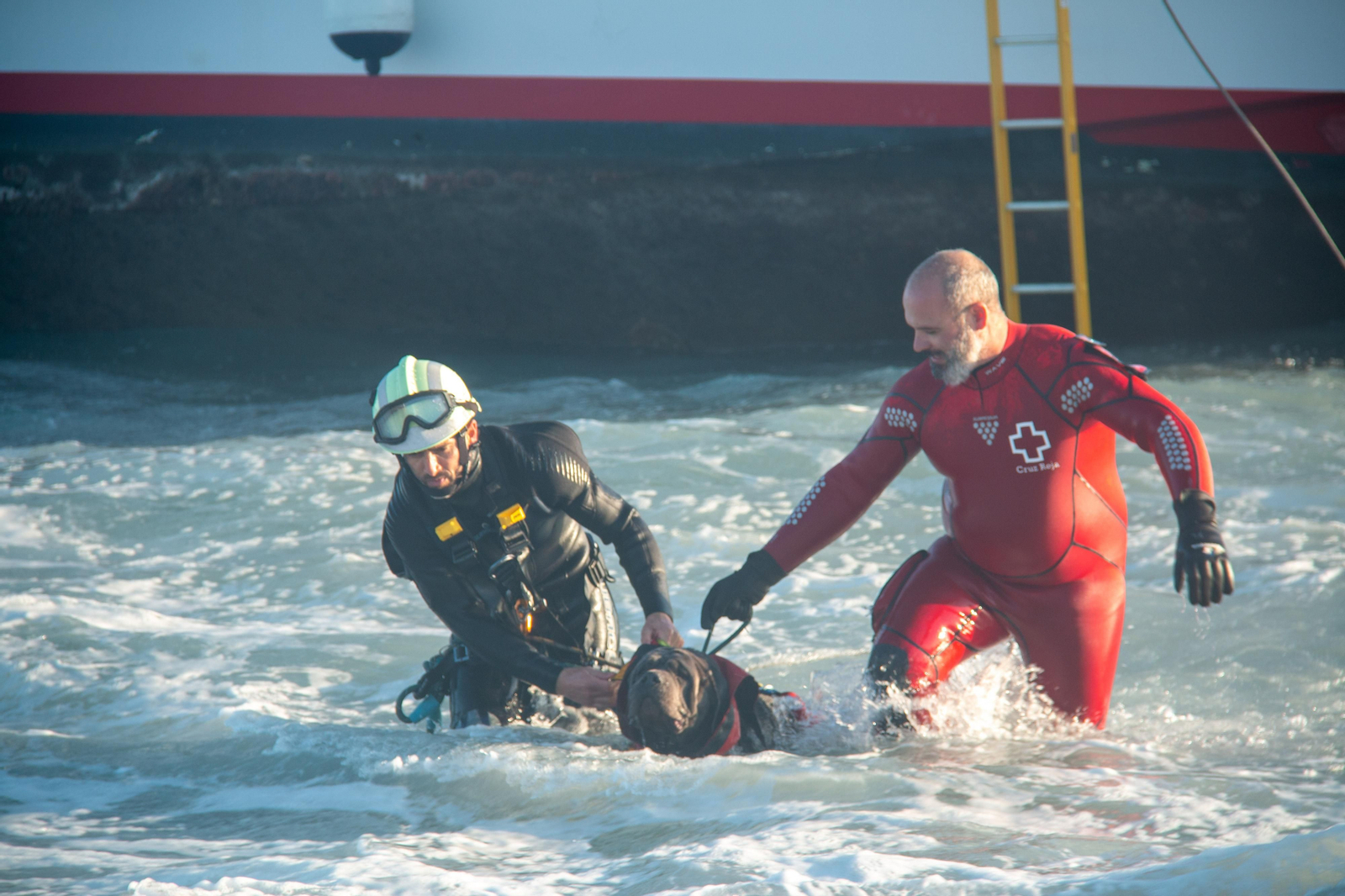 Así ha sido el rescate de los tripulantes de un yate encallado en una playa de la Costa de Granada