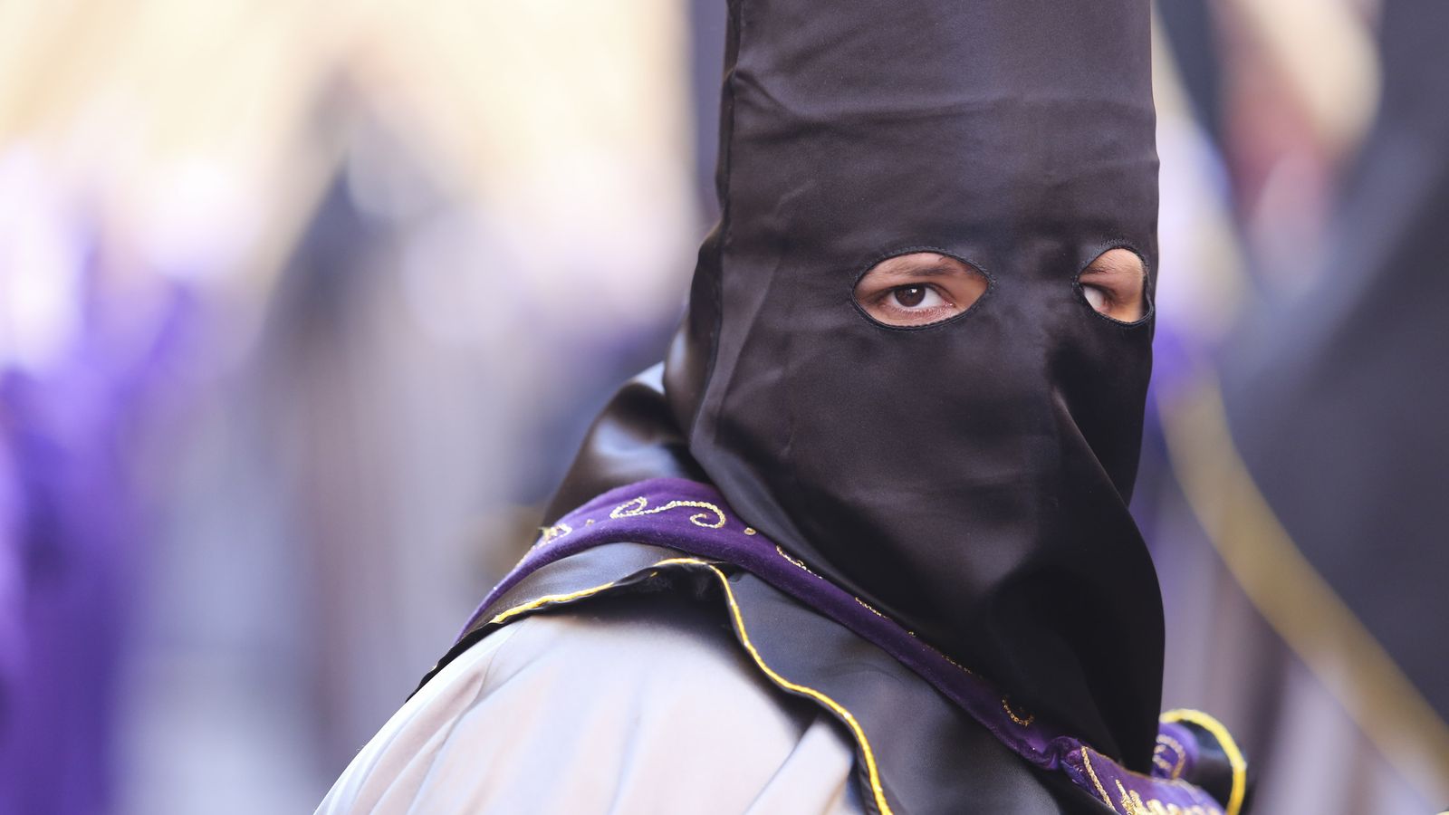 Nazareno de la Hermandad del Rescate de Málaga.