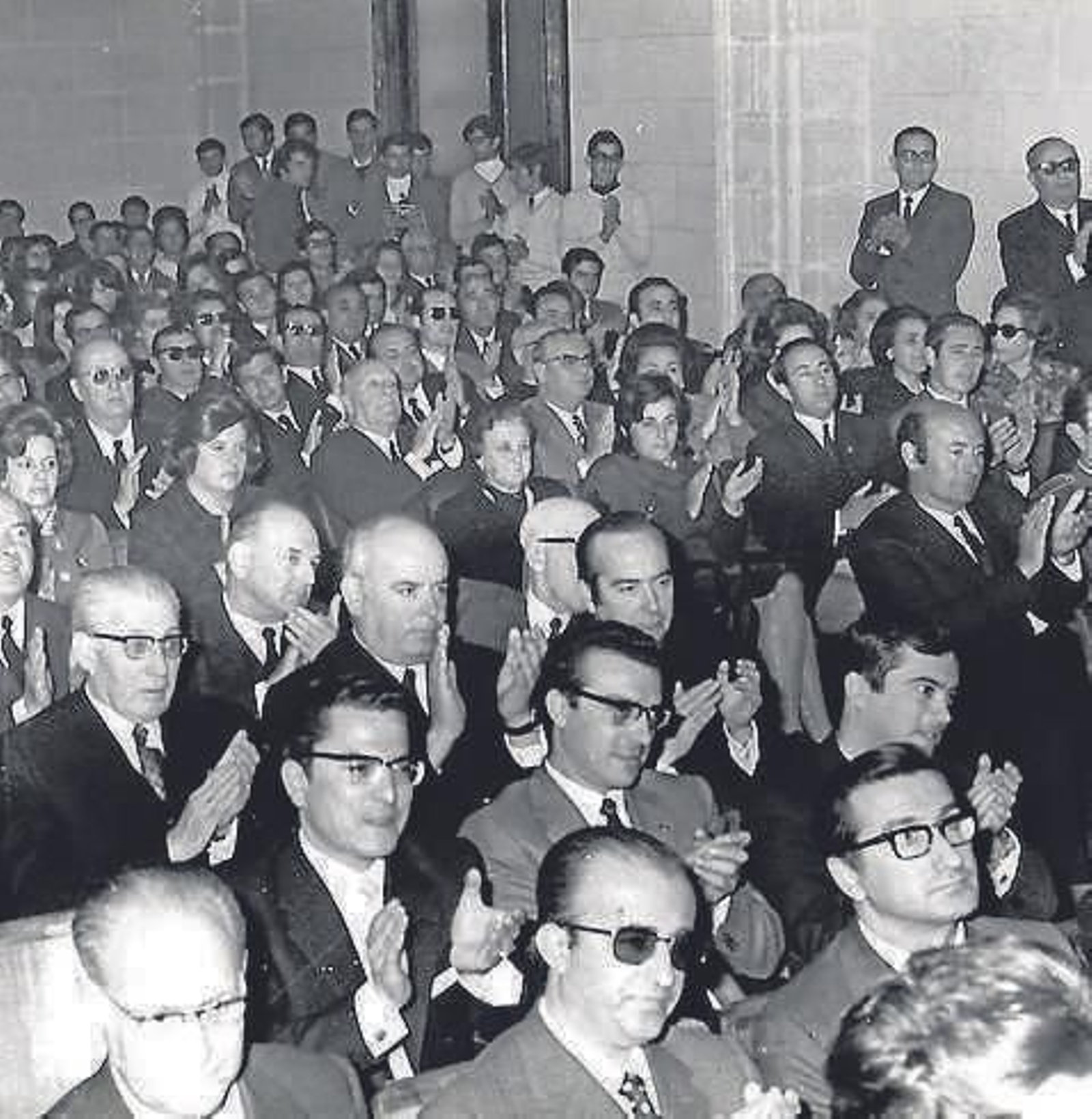 alón de acto de la Escuela de Comercio. Asistentes al acto de entrega de la Medalla de Oro de la Ciudad.