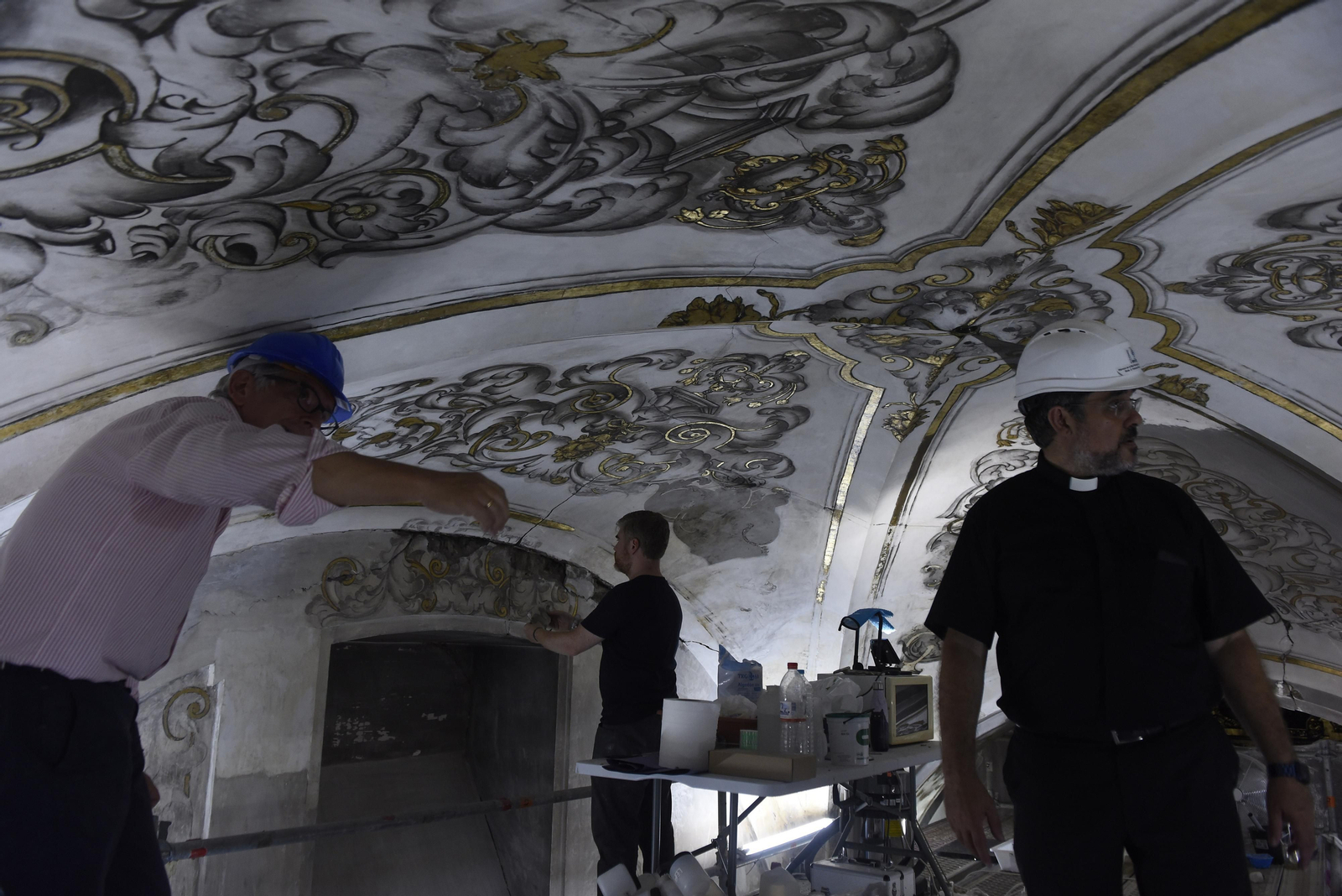 Todas las imágenes de la restauración de las pinturas en la Parroquia de la Magdalena