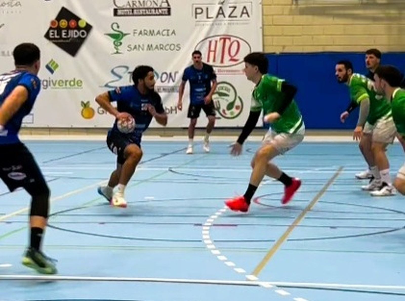 Un jugador del conjunto canterano-sureño encara a un rival durante una acción del encuentro.