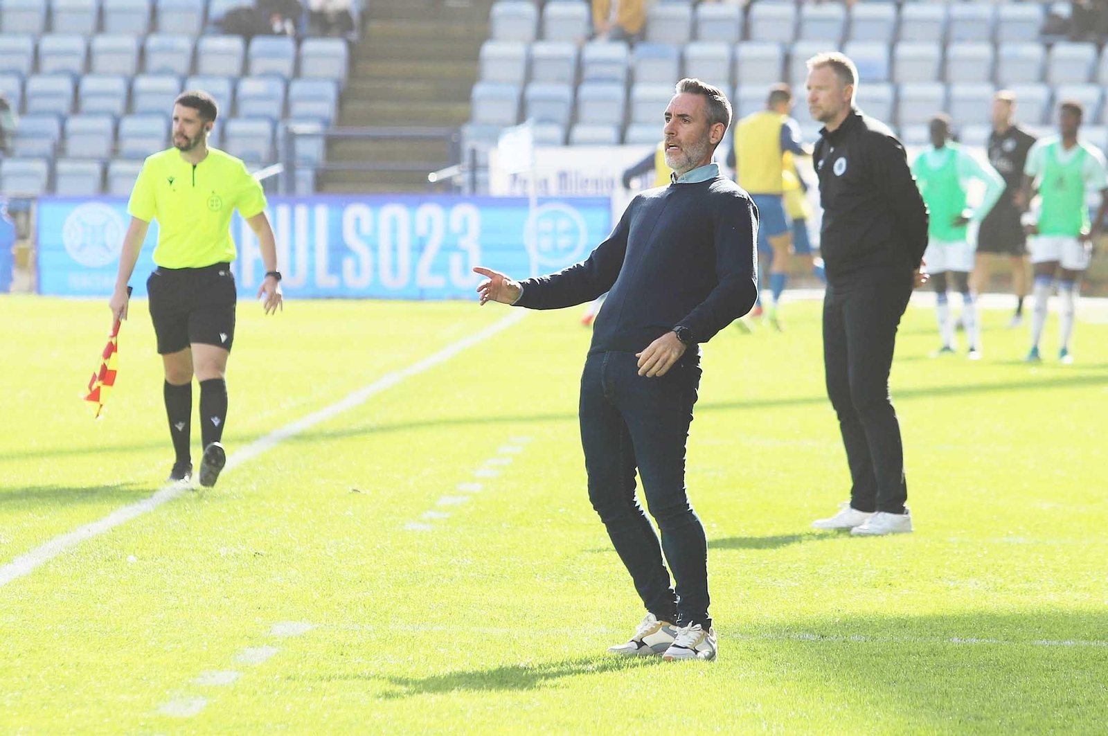 Abel Gómez en la banda del Nuevo Colombino.