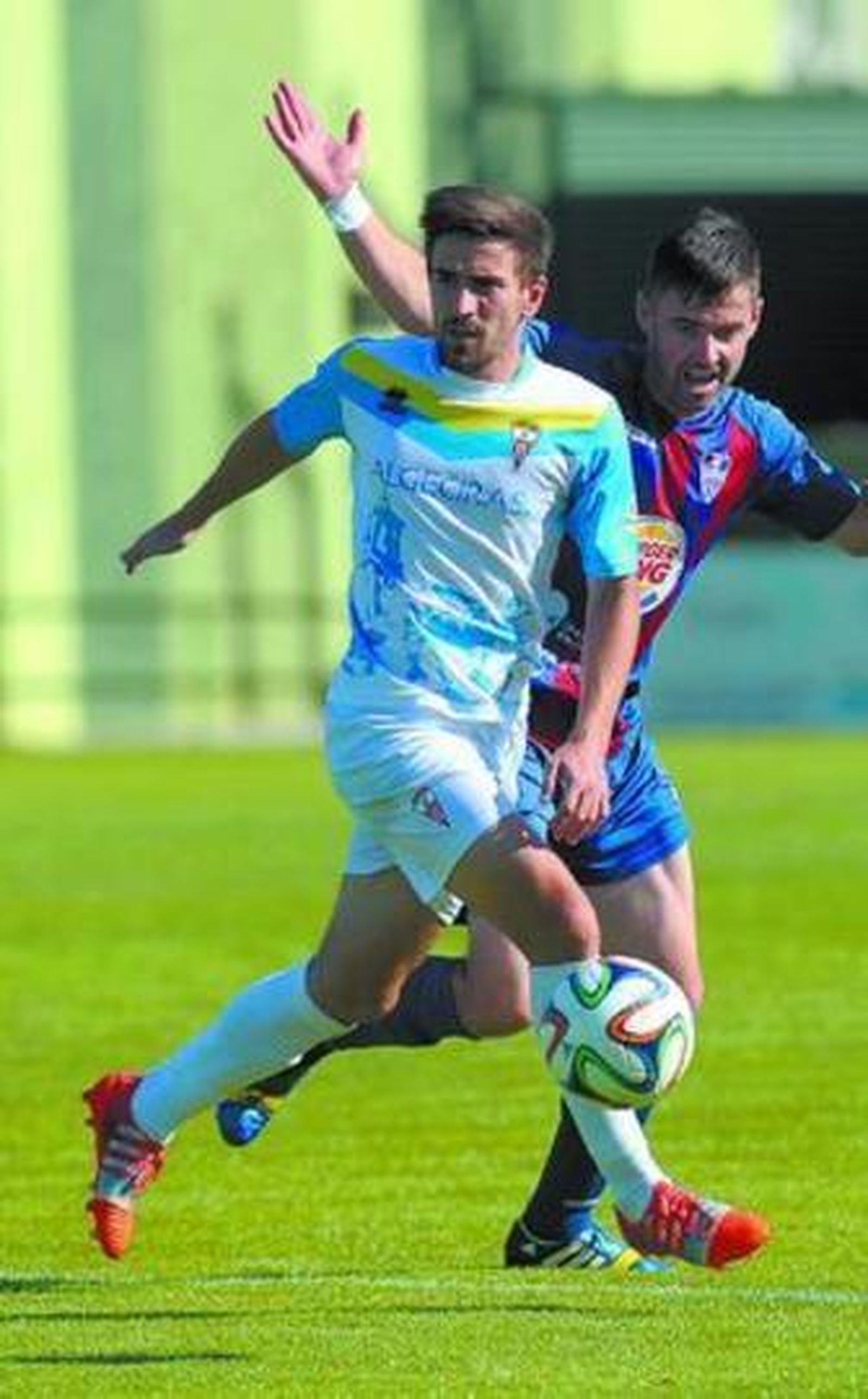 El albirrojo Joselu, muy combativo durante todo el choque, cubre la pelota.