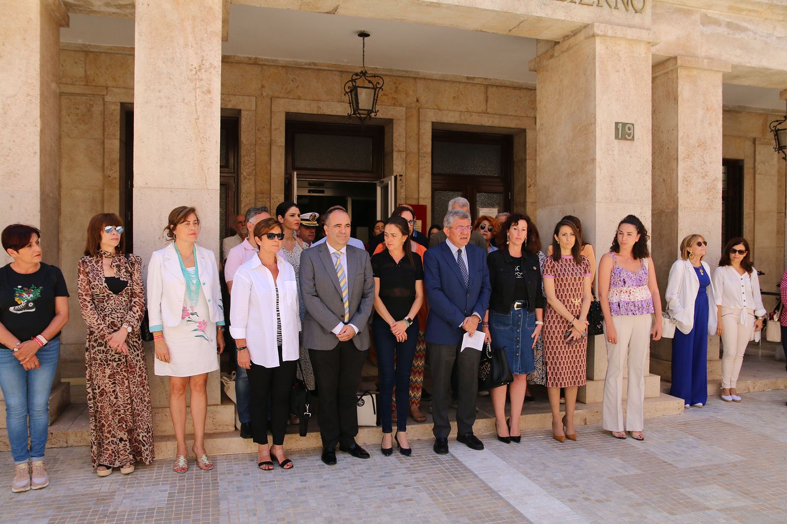 Silencio por la muerte de Maite, que fue estrangulada por su marido, en la Subdelegación del Gobierno.