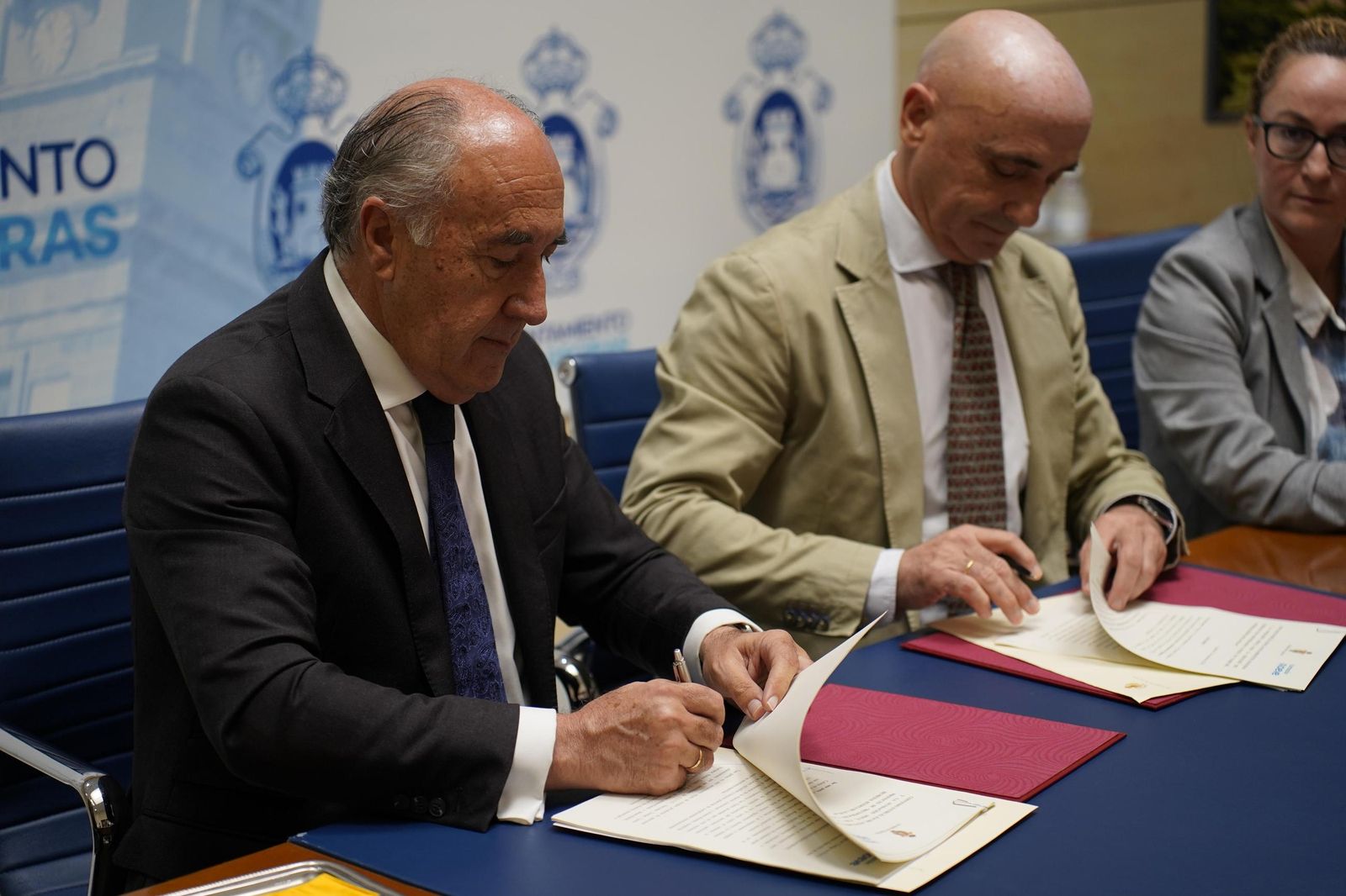 El alcalde de Algeciras, José Ignacio Landaluce, y el responsable de la Fundación Moeve en Andalucía, Jesús Velasco, firman el convenio de colaboración para mejorar el humedal de la Huerta de las Pilas.