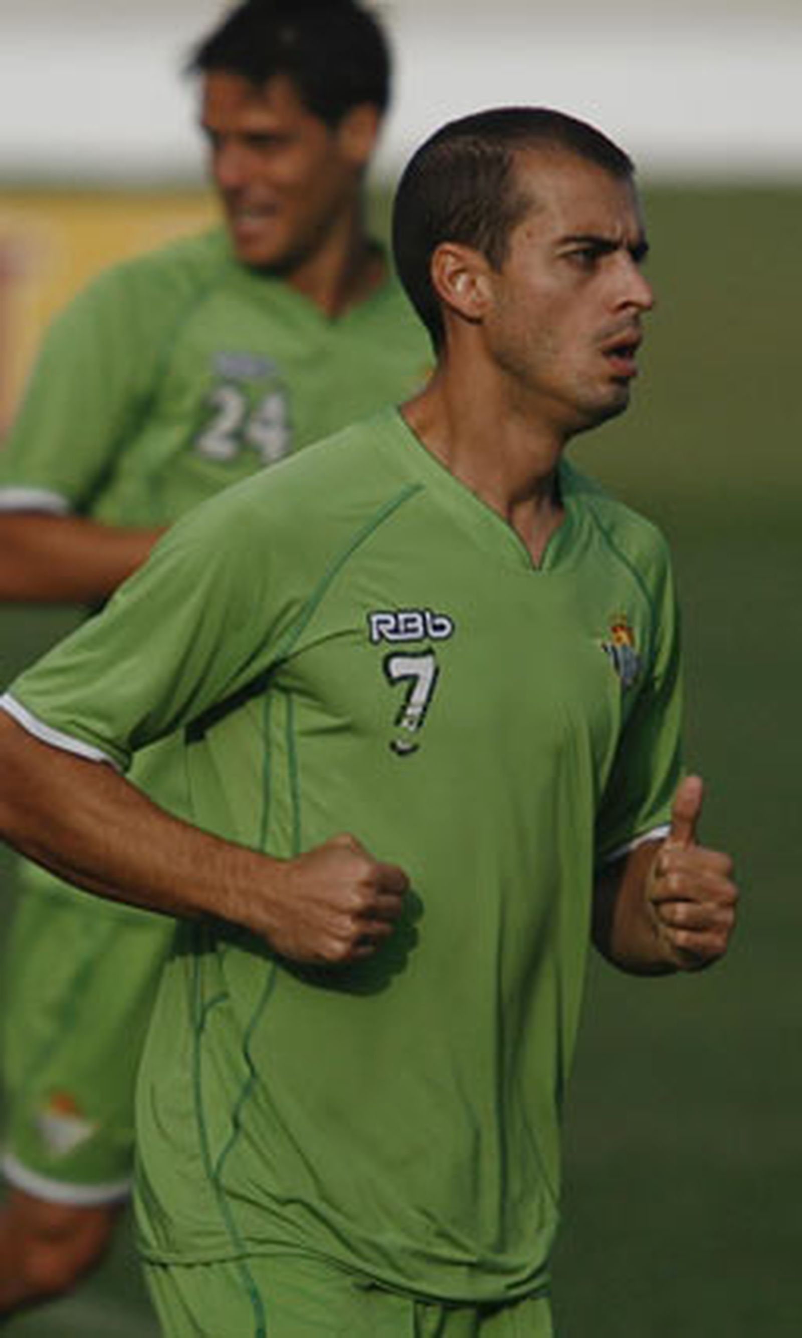 JUANMA (medio)
Edad:28 años
Tempo. Club:2ª
Goles en la 08-09:2
Contrato hasta:2012

Foto: Diario de Sevilla