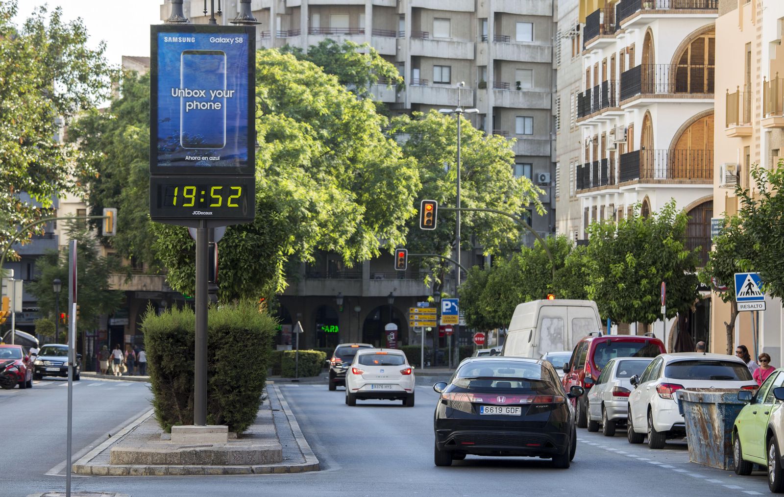 El reloj termómetro en la isleta central de Pablo Rada.