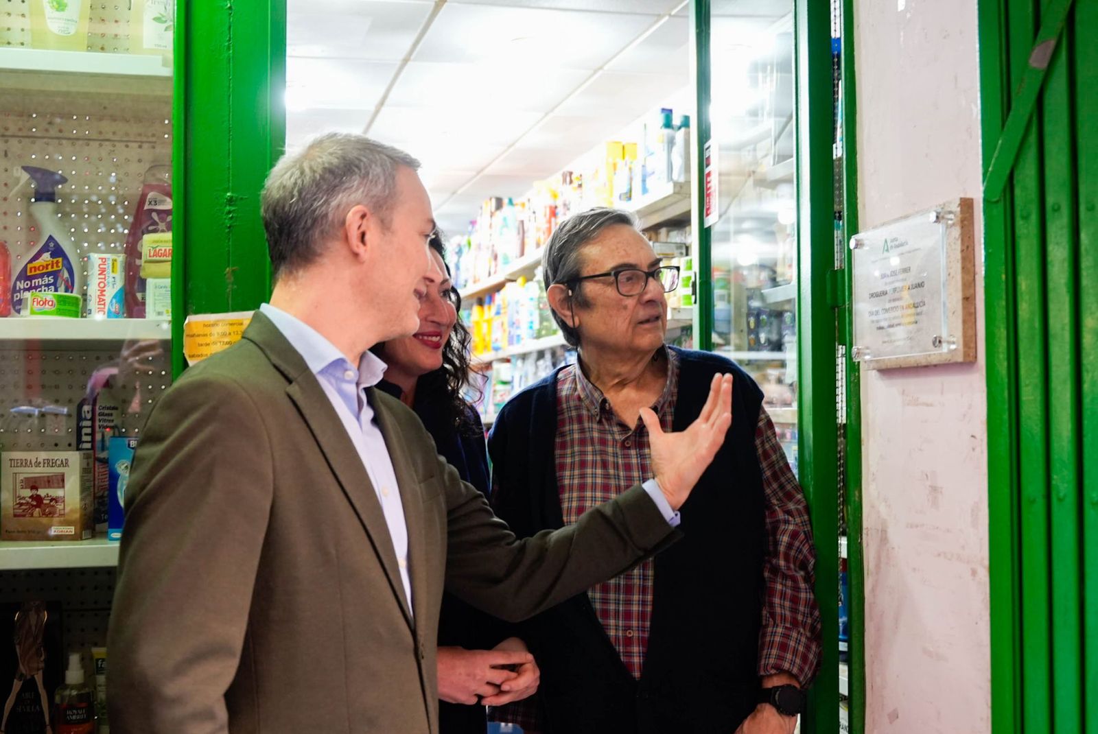 Un negocio familiar de Almería con más de medio siglo de historia es reconocido en el Día del Comercio