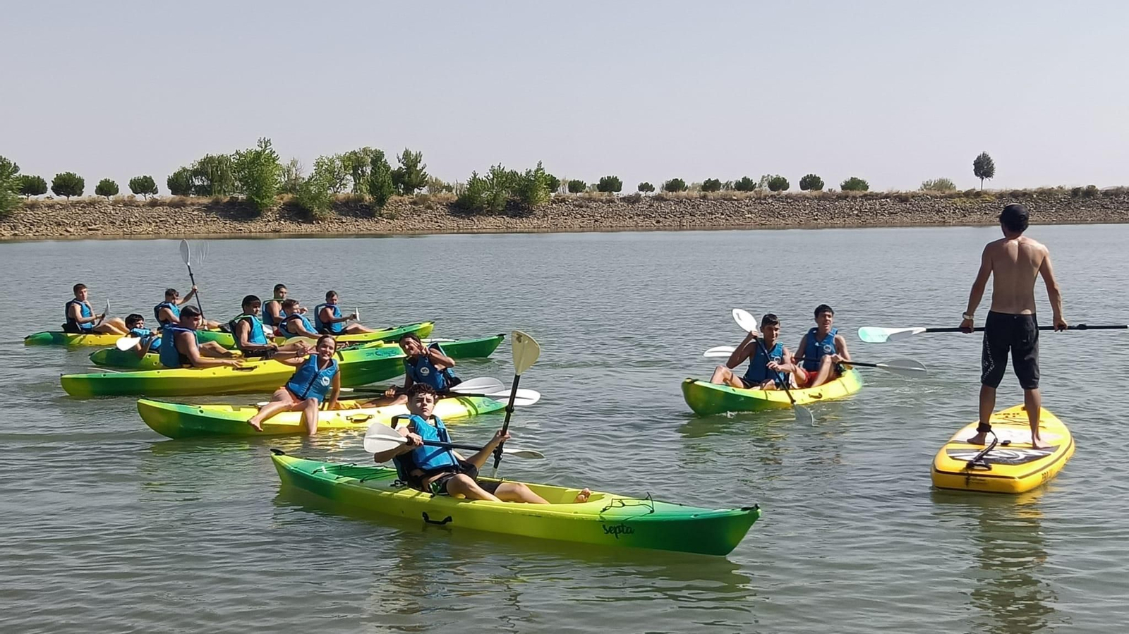 Jóvenes de Guadix disfrutan de una experiencia única de piragüismo y paintball: las imágenes