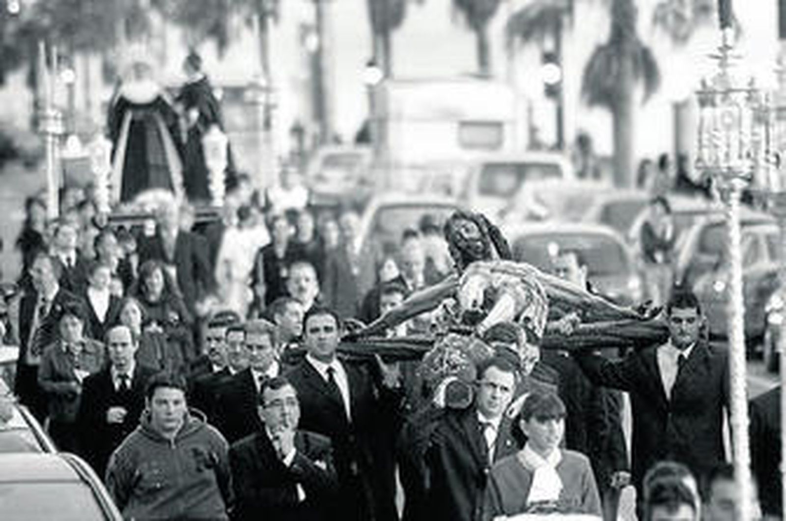 Los tres titulares de Las Aguas, que saldrán juntos en el misterio en la magna, en un traslado a Santa Cruz.