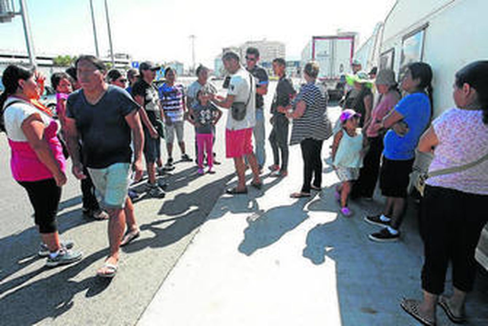 Los feriantes, el pasado martes en las instalaciones portuarias.