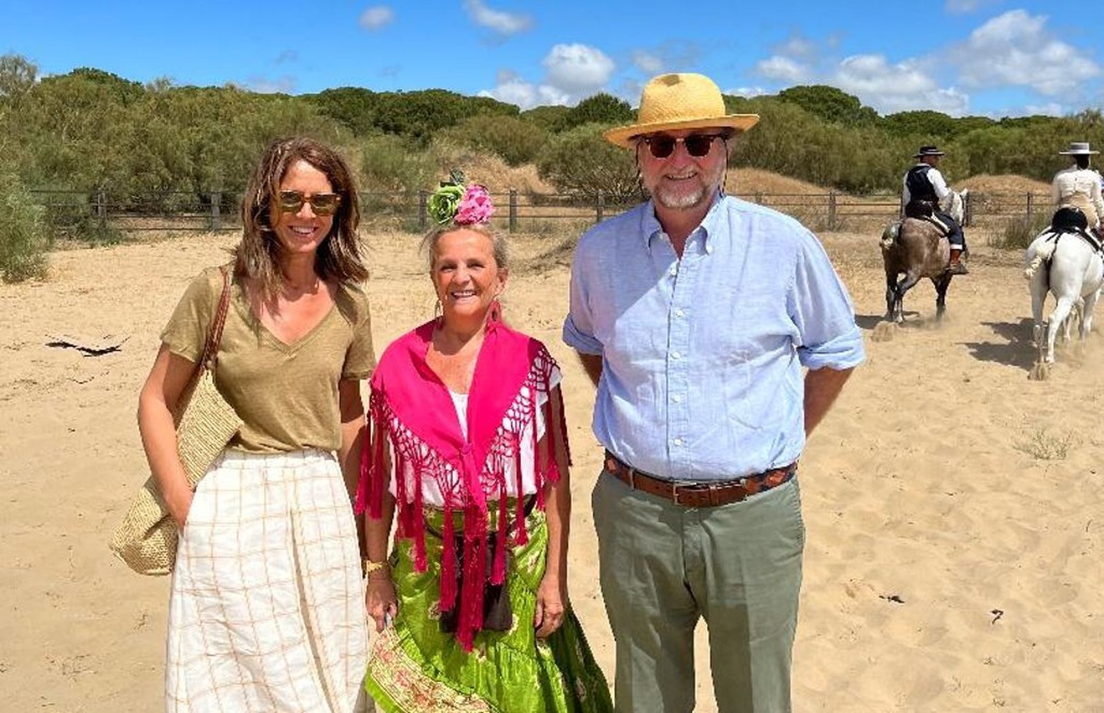 María Rovira, Sofía de la Cierva e Iñigo Mencos, tras cruzar el Coto Doñana.
