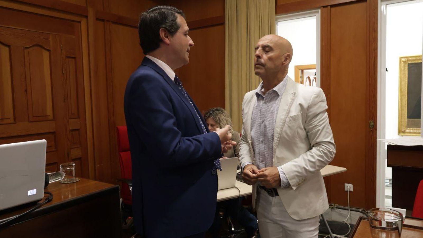 José María Bellido conversa con Antonio Hurtado en un momento previo al Pleno-