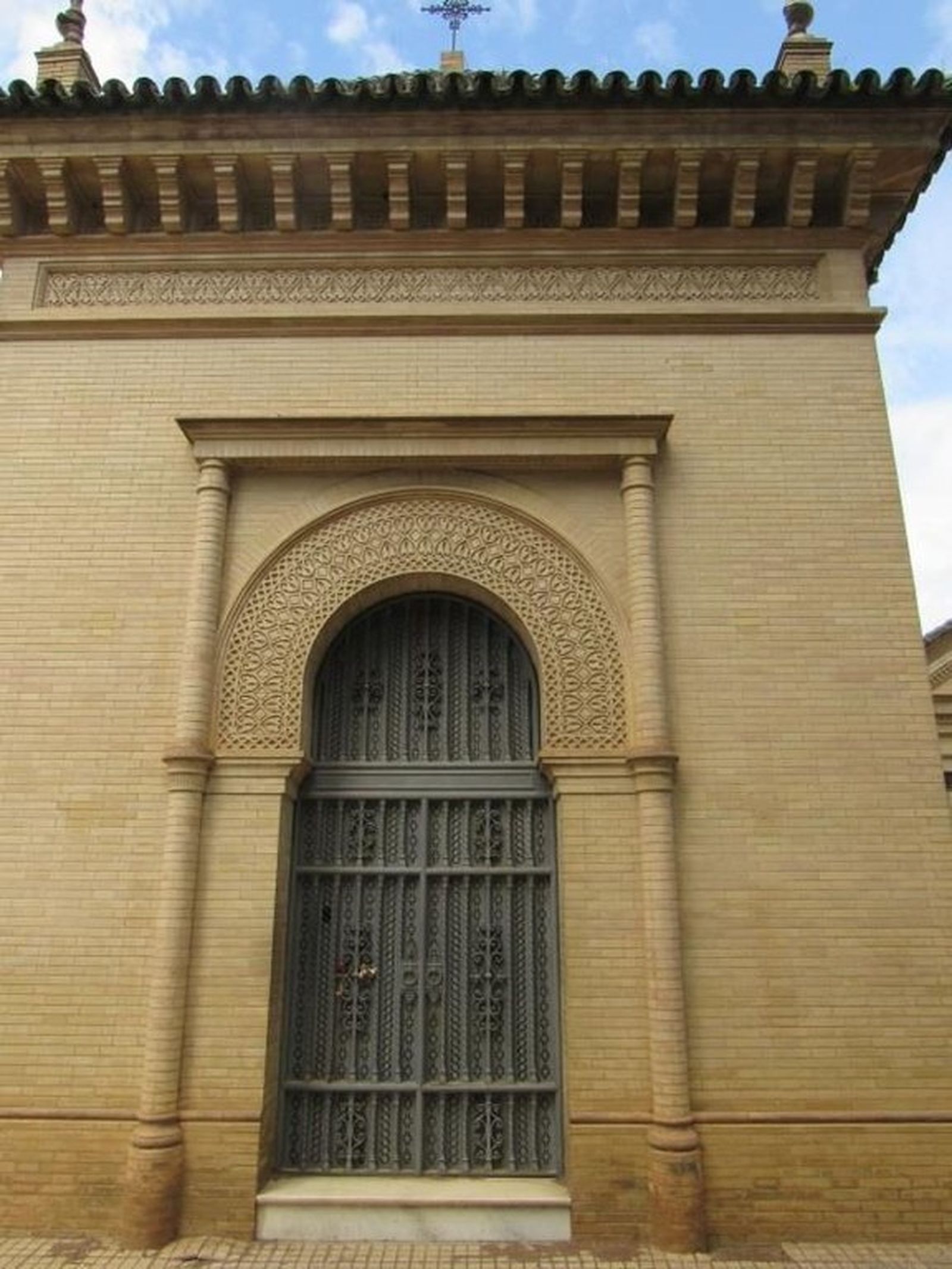 Panteón de Aníbal González