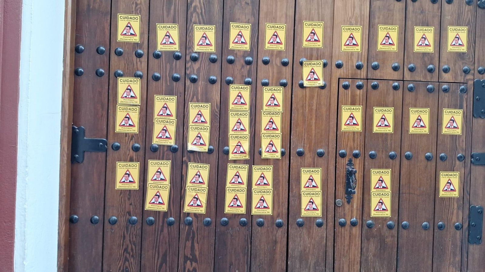 Los carteles contra Pedro Sánchez que rezan "cuidado con el perro Sanxe" en la puerta de la sede del PSOE de Sevilla Los carteles contra Pedro Sánchez que rezan "cuidado con el perro Sanxe" en la puerta de la sede del PSOE de Sevilla