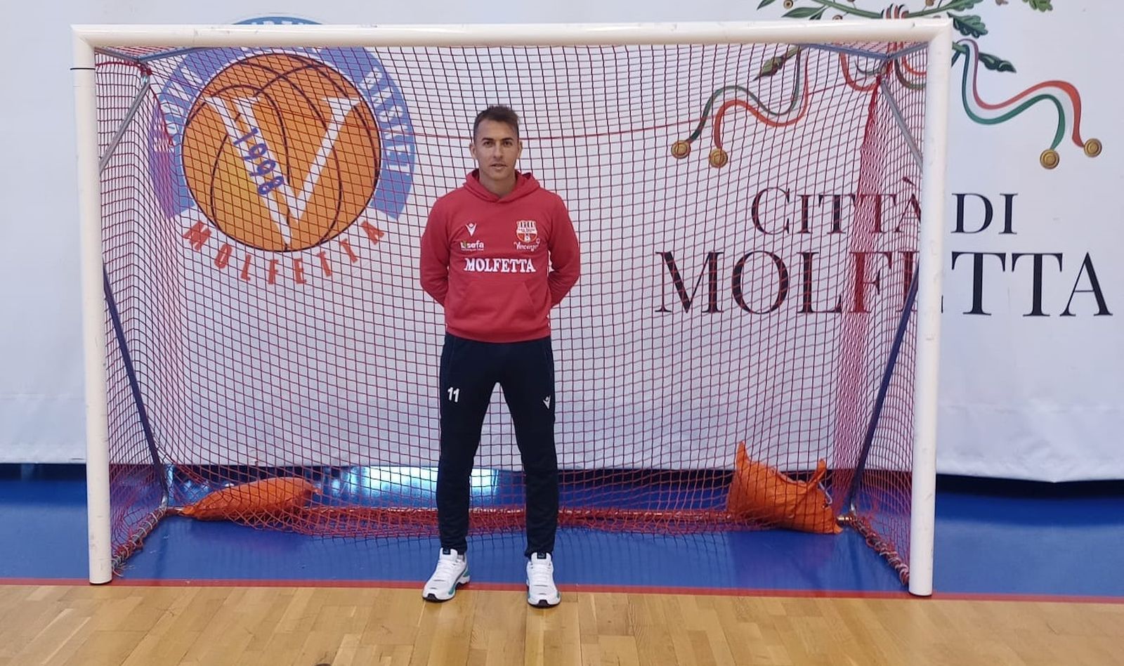 Antonio Rivera Espinar 'Koseky' posa para 'el Día' en el pabellón del Alquile Molfetta.