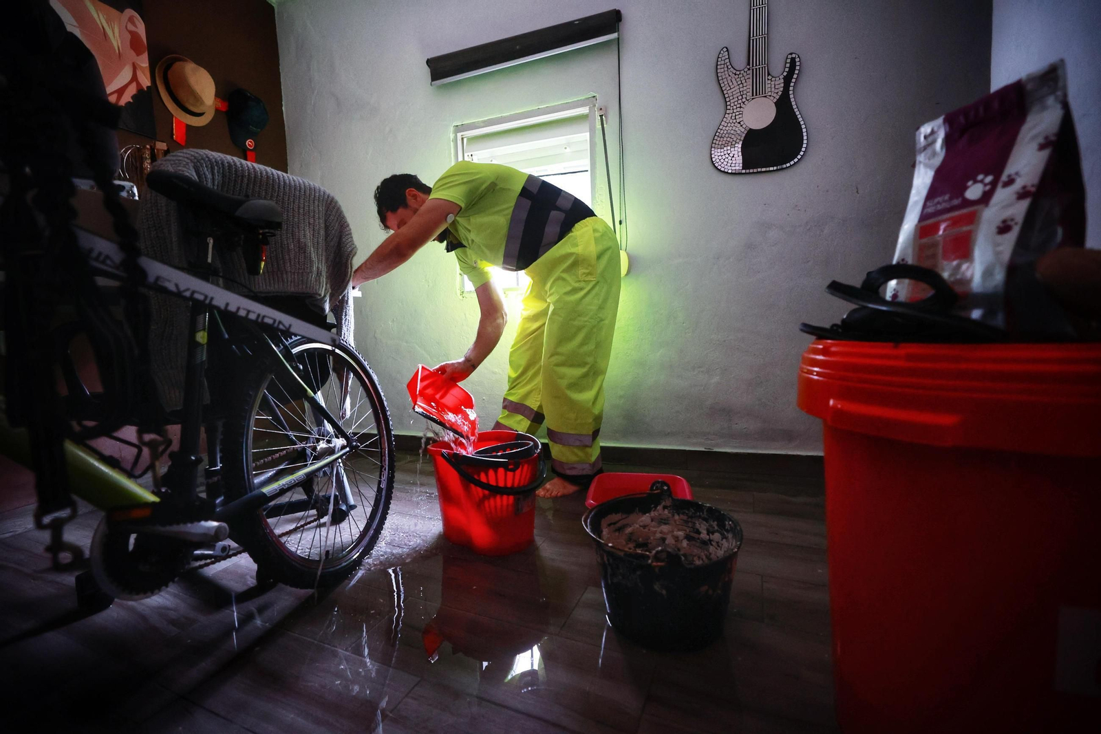 Imágenes de calles inundadas y vecinos achicando agua en San Fernando