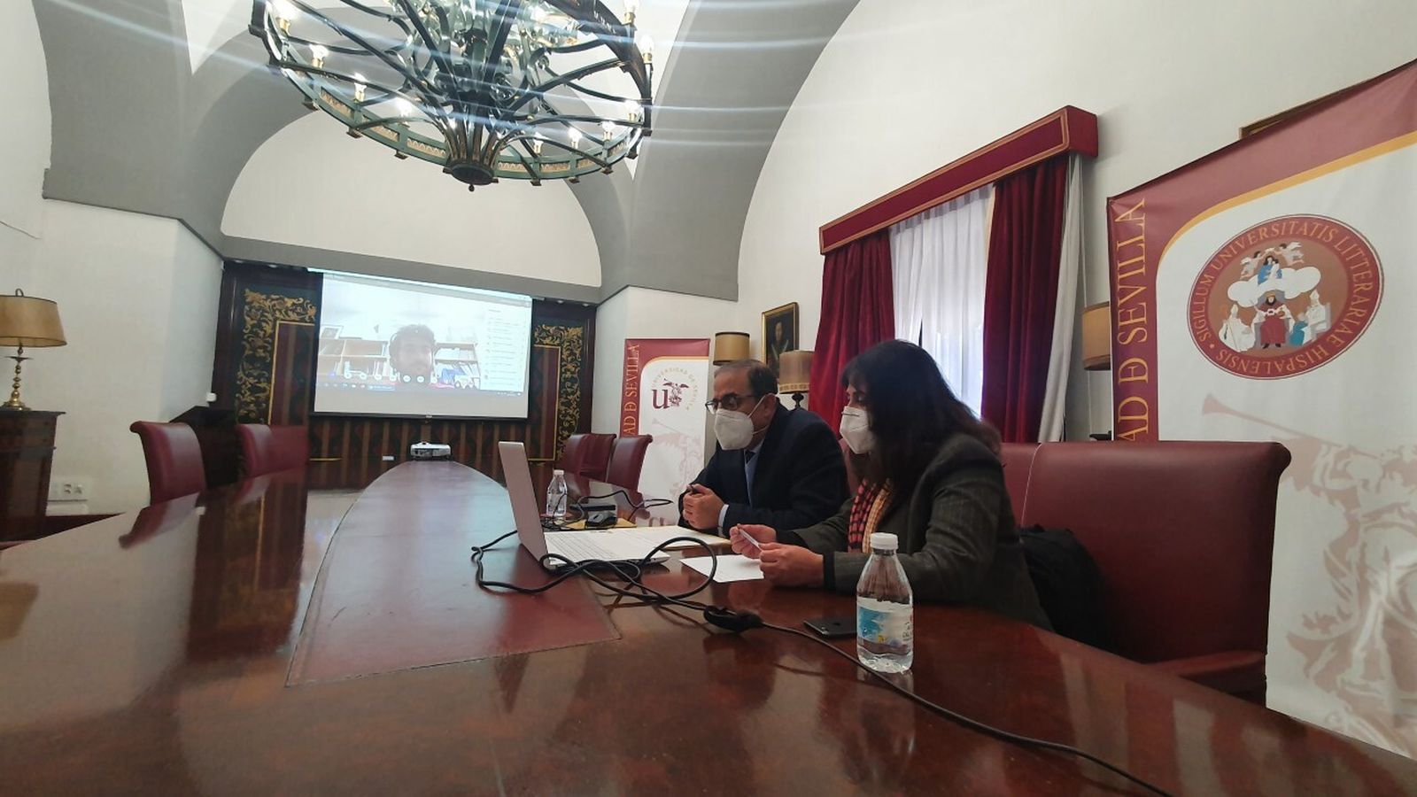 El rector se dirige a los alumnos premiados a través del ordenador.