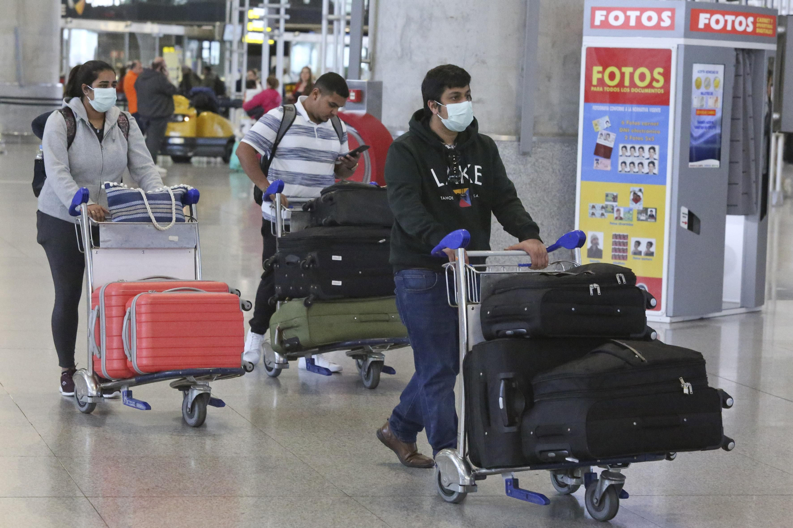 La cuarentena del coronavirus no frena el tráfico de pasajeros en el aeropuerto de Málaga, en fotos