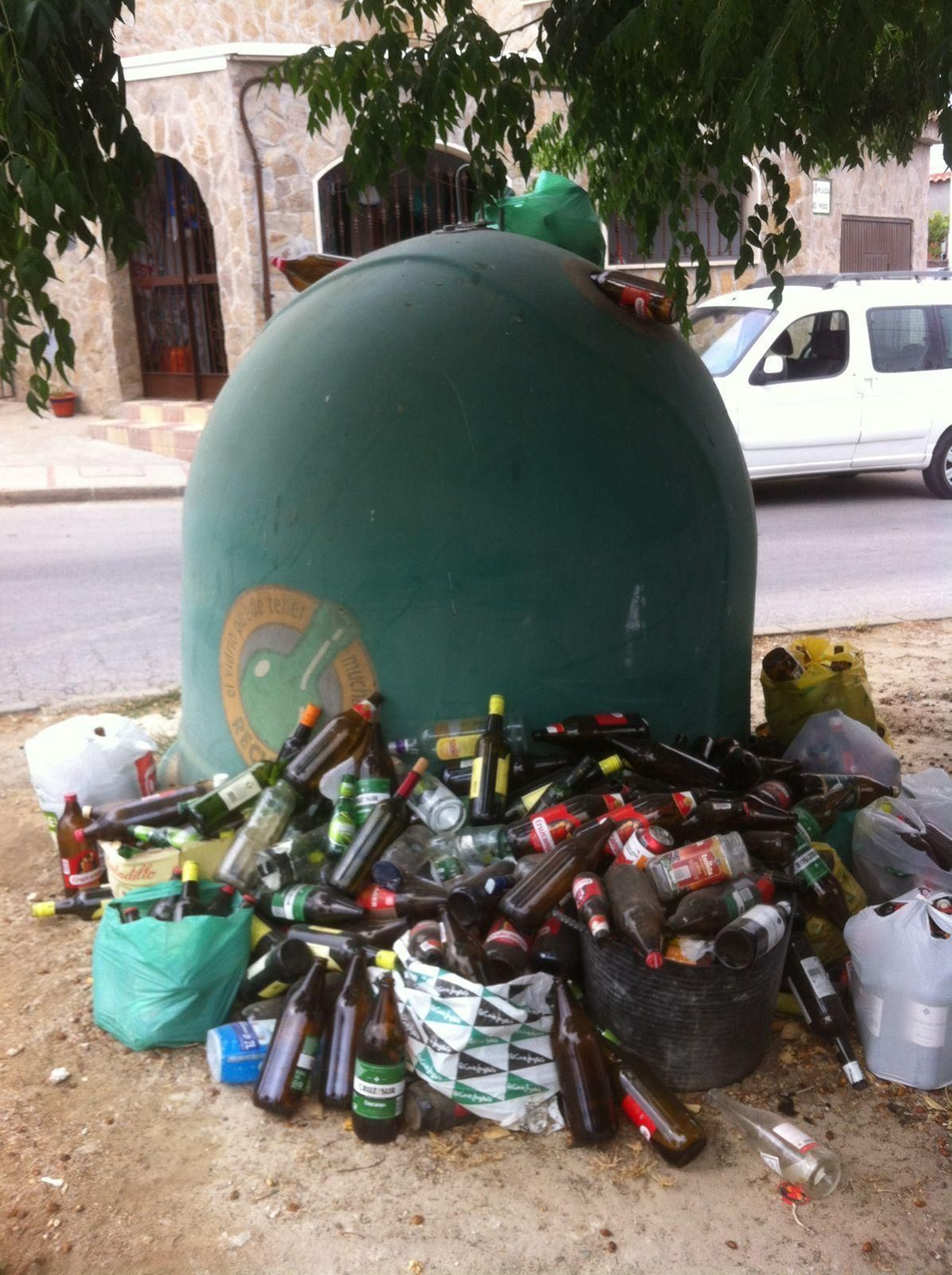 Uno de los contenedores de vidrio de La Barca que está lleno desde hace semanas.