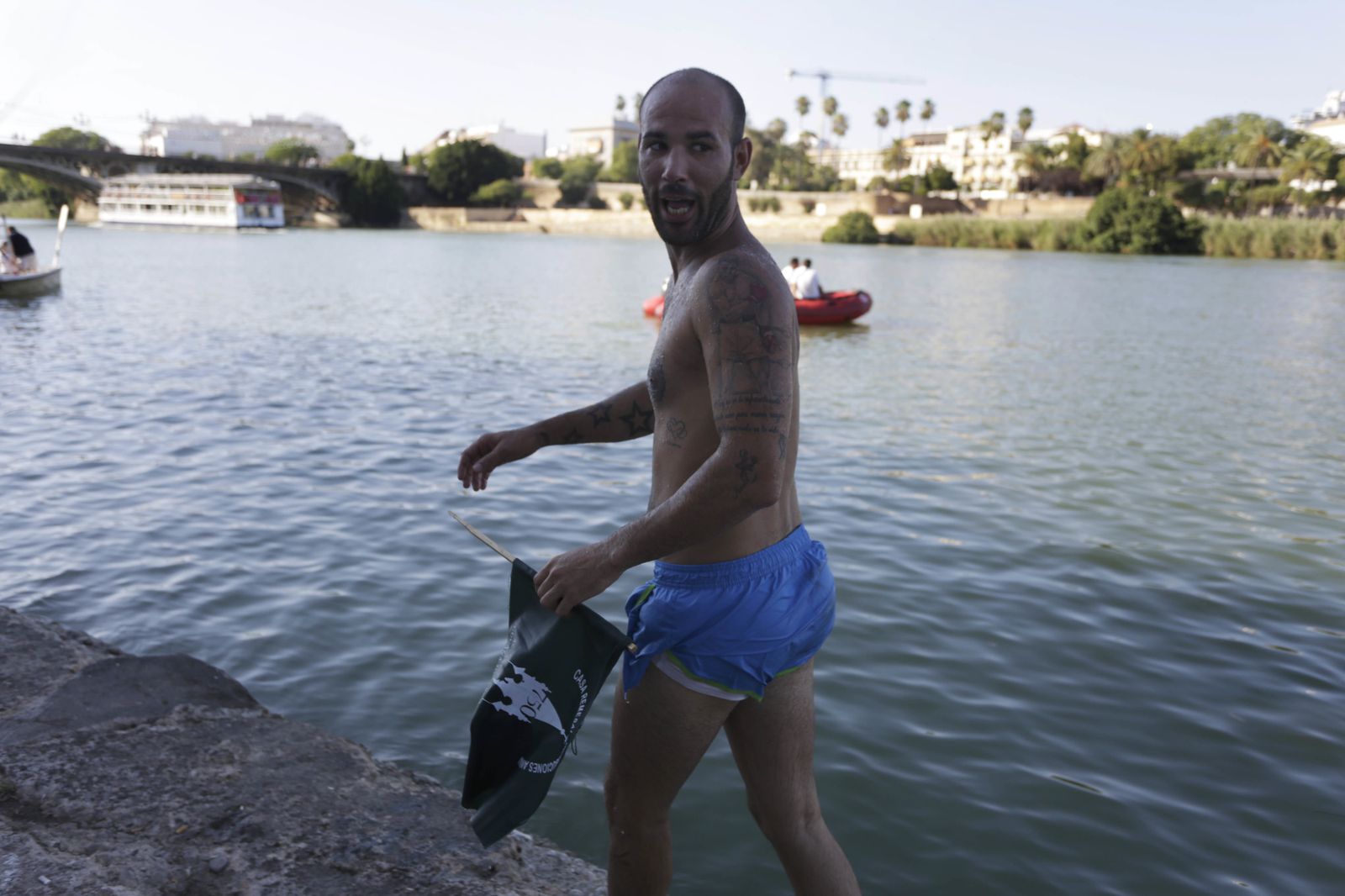 La cucaña de la Velá de Triana, en imágenes