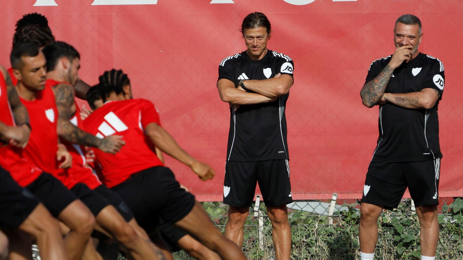 Matías Almeyda sonríe socarrón ante el esfuerzo de sus jugadores junto al histórico utillero Pichón. Matías Almeyda sonríe socarrón ante el esfuerzo de sus jugadores junto al histórico utillero Pichón.