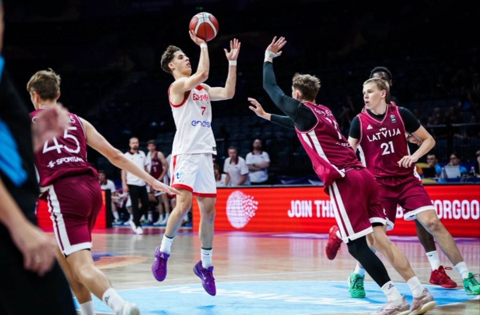 España sub 18 arrasa a Letonia (103-73) con buenos Del Pino y Rodríguez