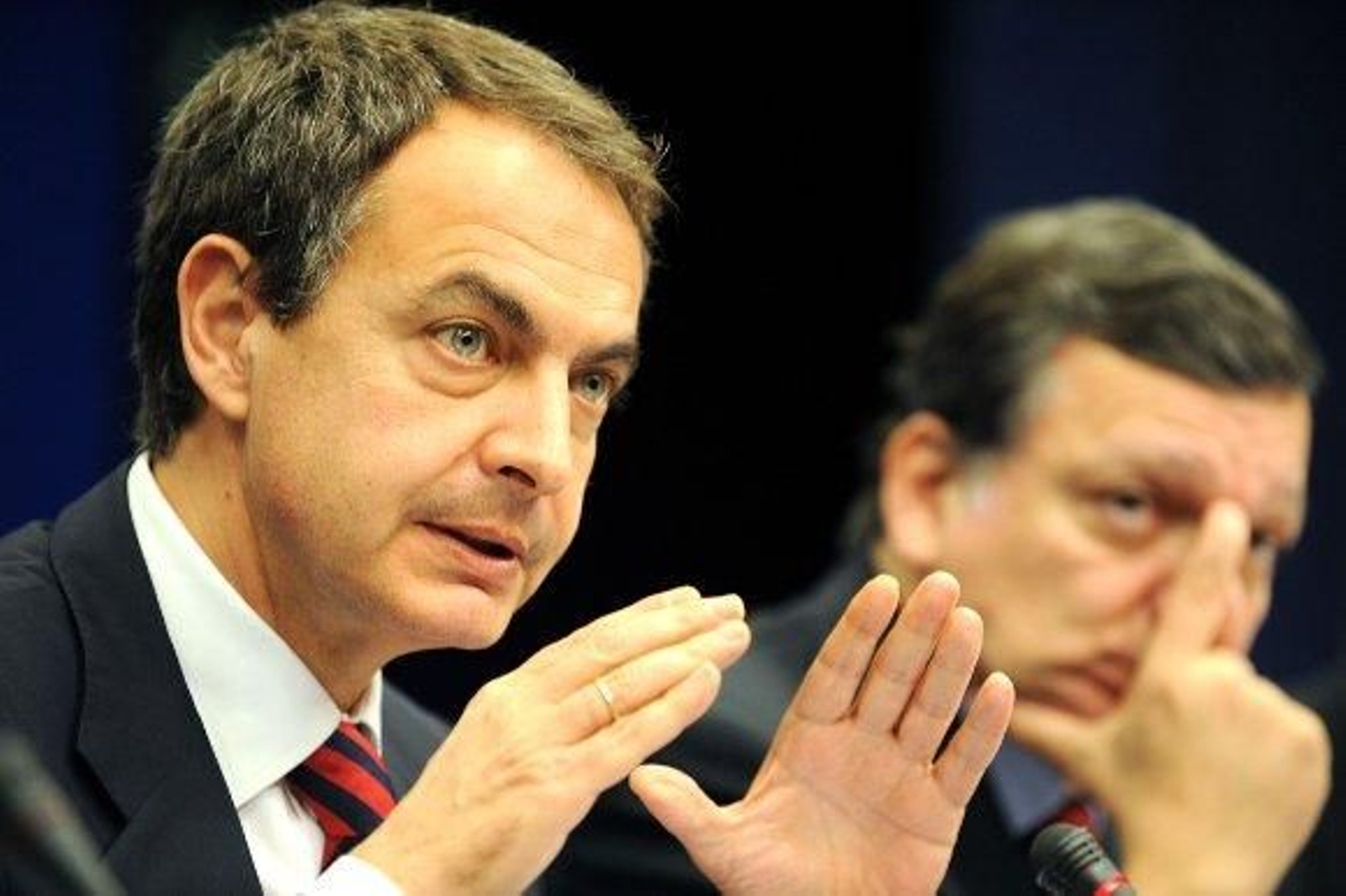 Zapatero exige a Rajoy que sea "responsable" y desautorice a Mayor Oreja