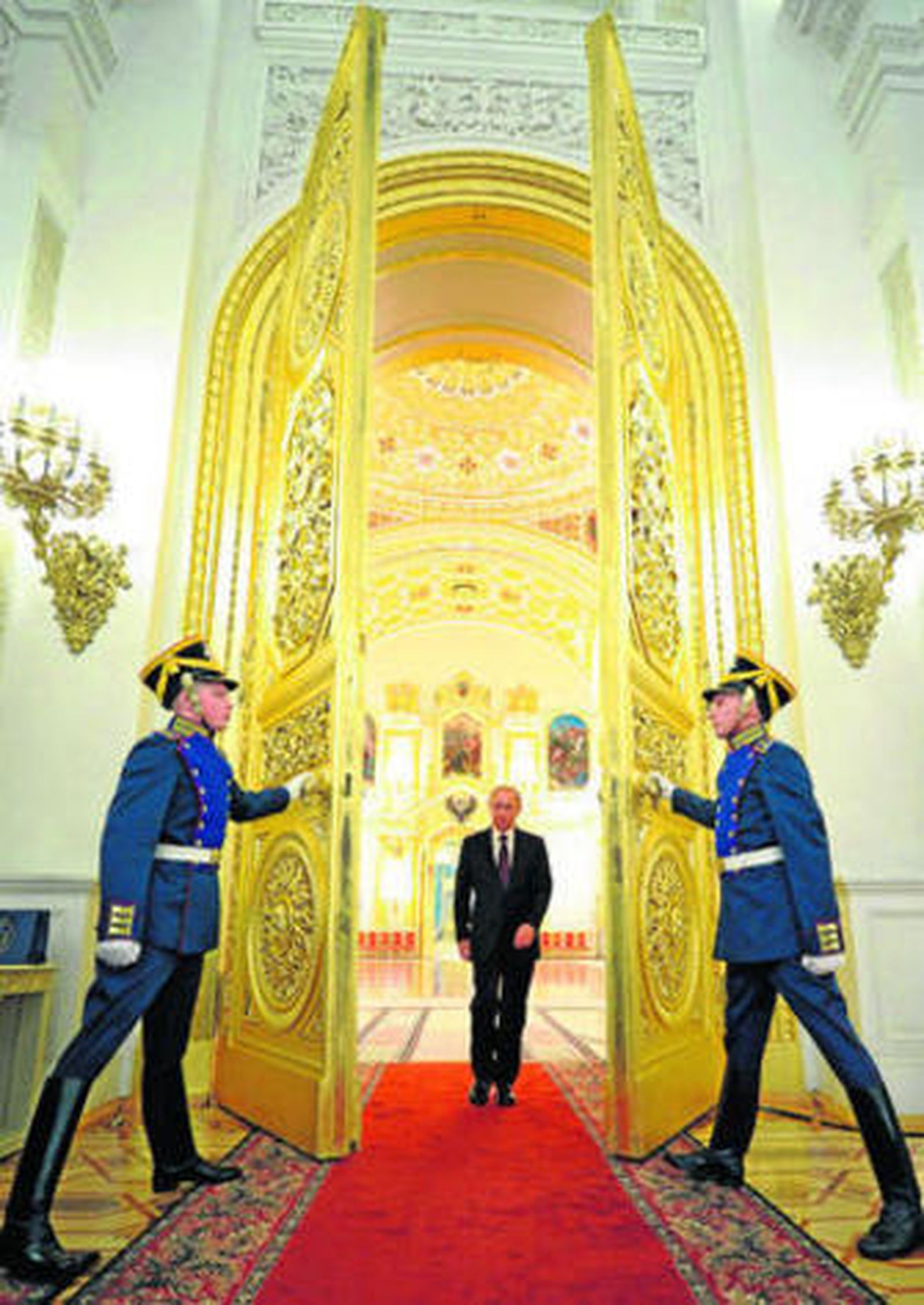 Putin se dirige a una reunión en el Kremlin con altos cargos del Ejército y de la Policía.