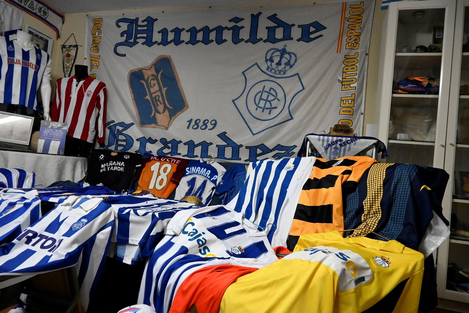 La colección de camisetas del Recreativo de Huelva de Edu Calero, en imágenes