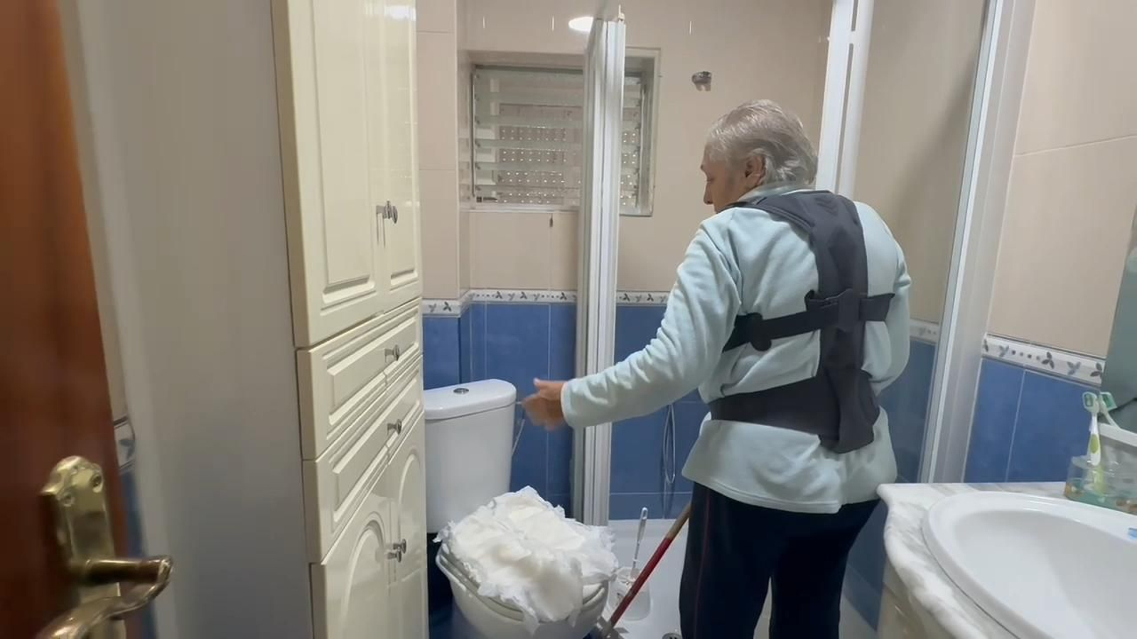 Josefa muestra los daños en su baño tras las obras de rehabilitación en su bloque de La Asunción.