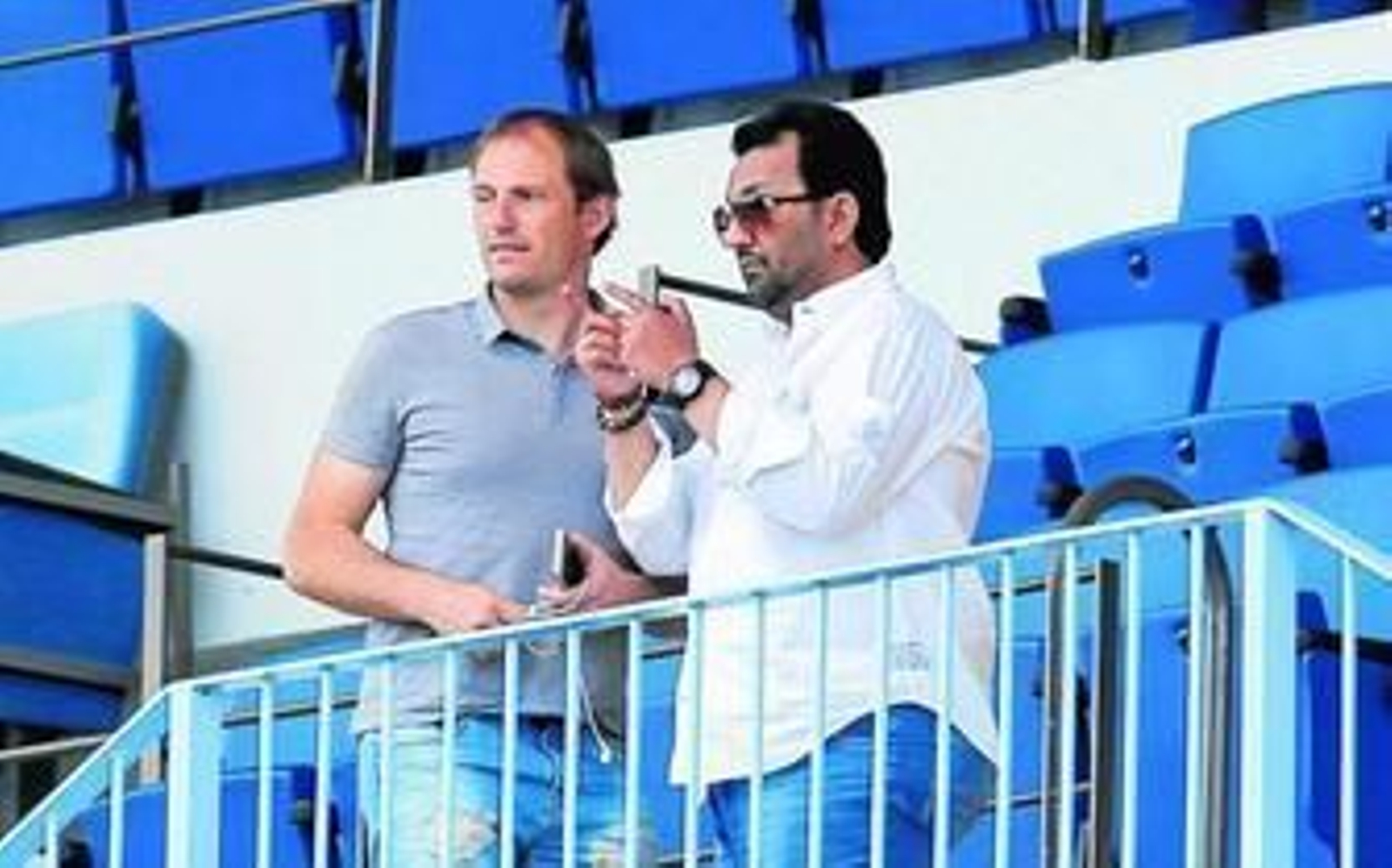 Francesc Arnau, con el jeque Al-Thani en La Rosaleda antes de un partido del filial contra el Vilafranca en la liguilla de ascenso a Segunda B.