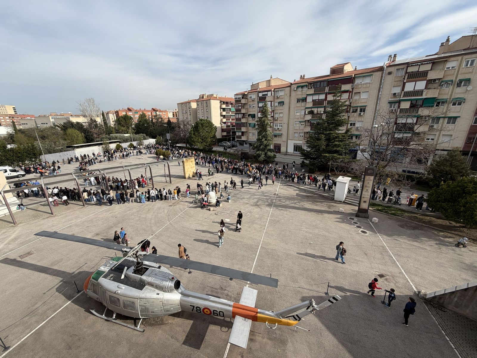 Colas para los accesos vistas desde el edificio de la antigua entrada al parqu, que daban la vuelta al recinto