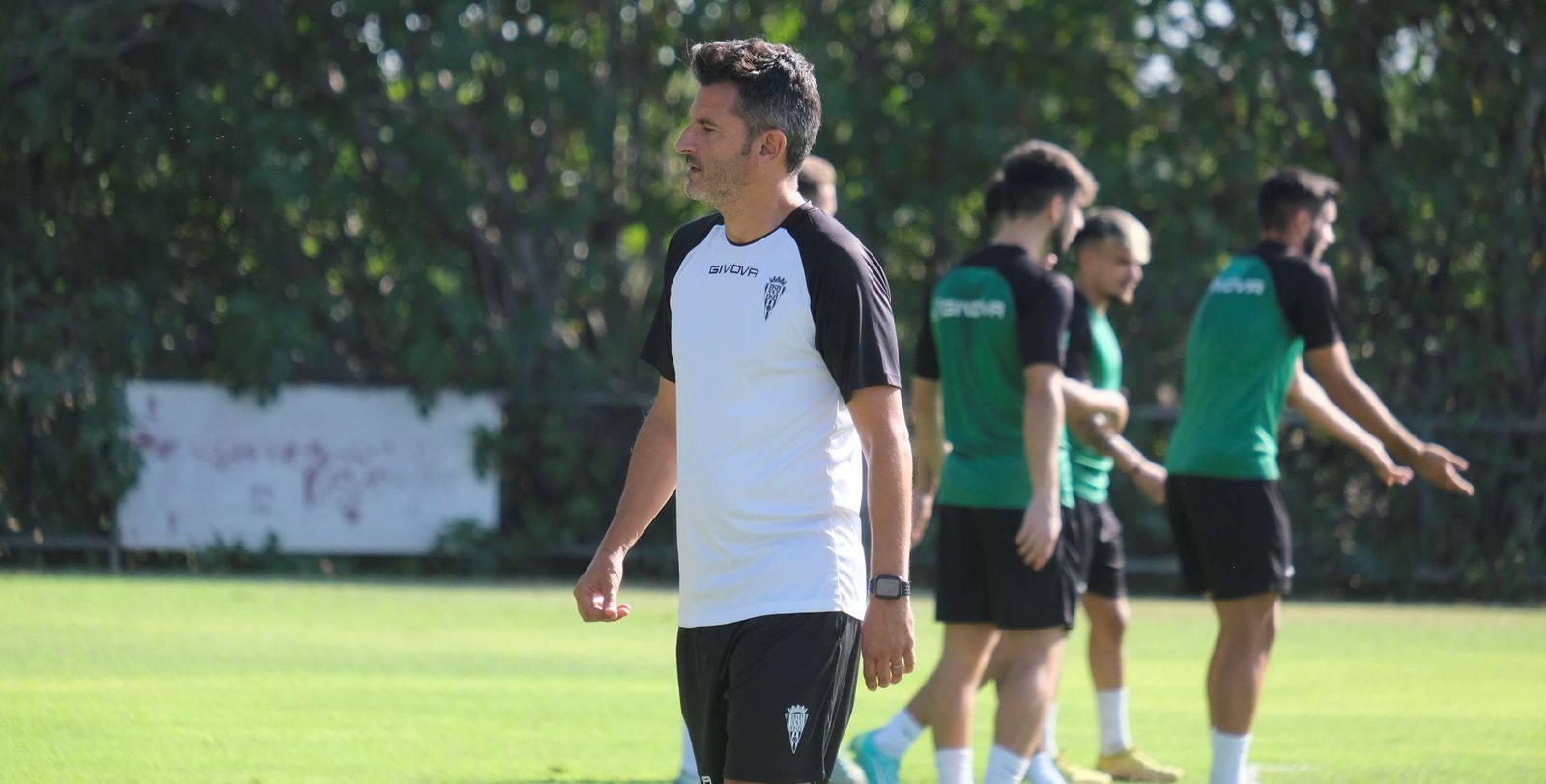 Iván Ania, entrenador del Córdoba CF, en un entrenamiento de los suyos.
