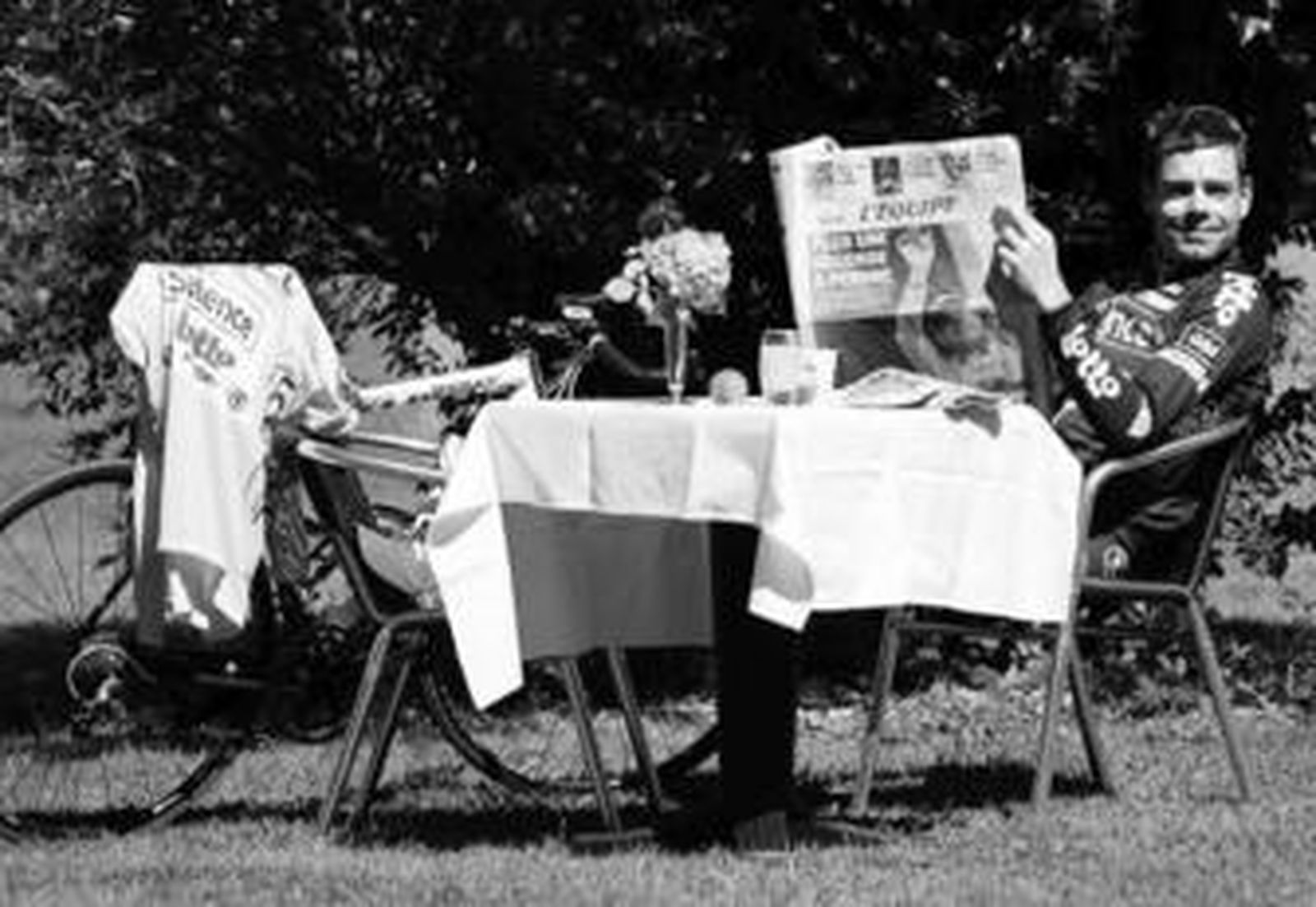Cadel Evans se relajó en la jornada de descanso desayunando y leyendo el periódico.