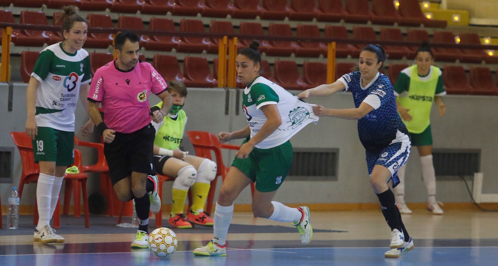 Tere Muñoz es agarrada por una jugadora del Futsal Alcantarilla.