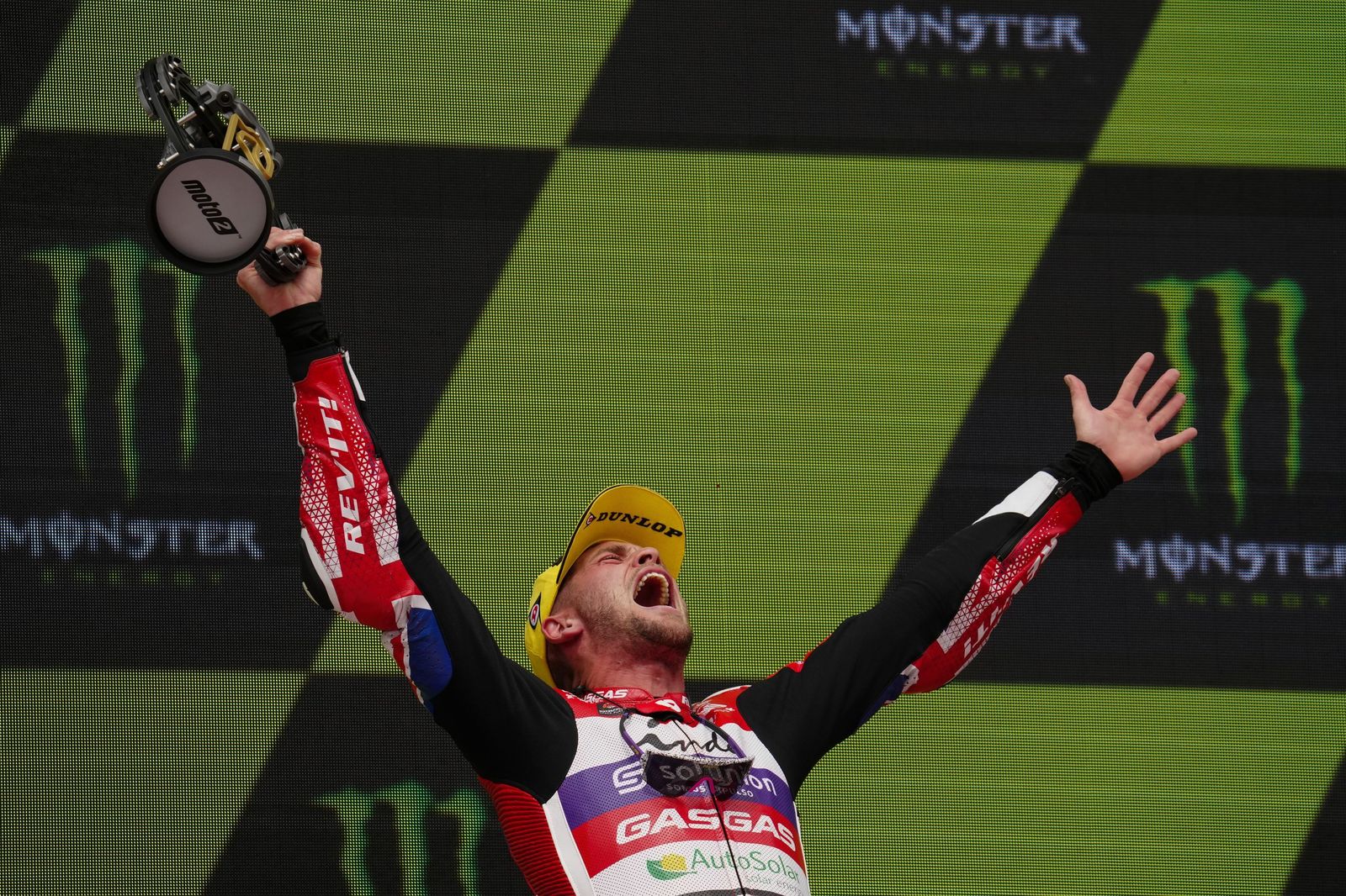Las cariñosas fotos de Piqué, Clara Chía en el Mundial de Motos en Montmeló