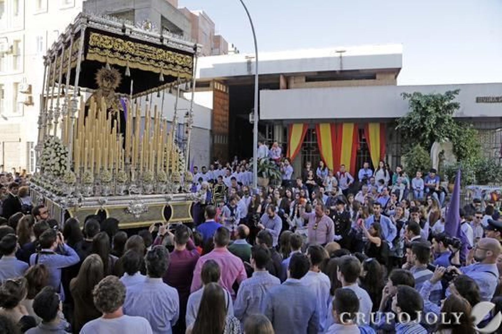 La Virgen de la O, rodeada de público, ofreciendo a la vista su característico palio de cajón.

Foto: Manuel Aranda