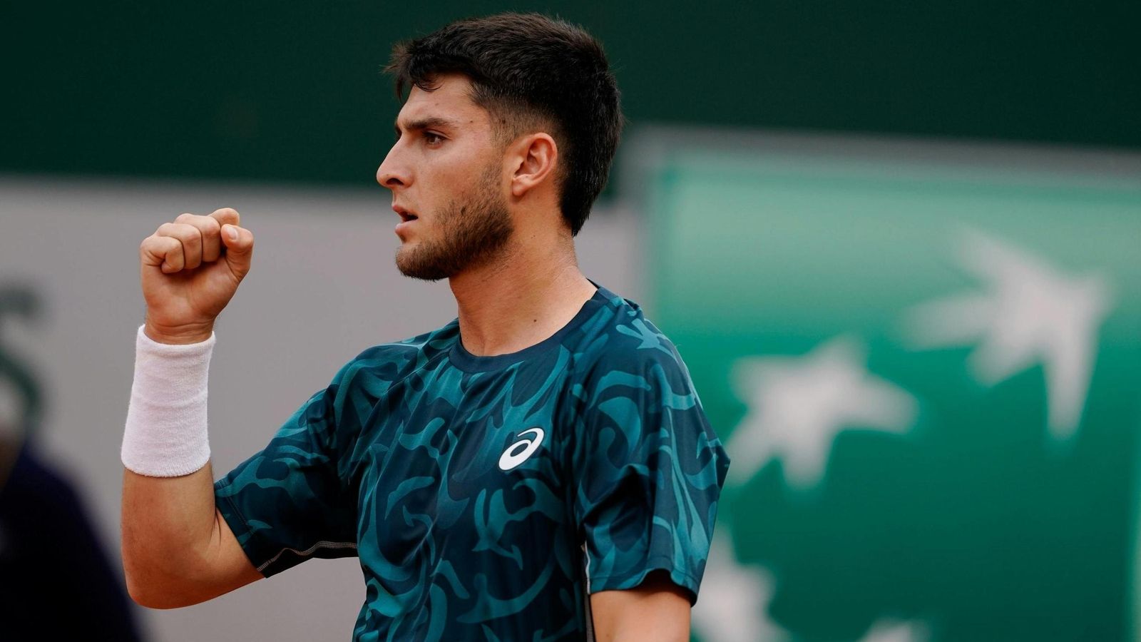 Pablo Llamas celebra uno de sus puntos en la fase previa de Roland Garros