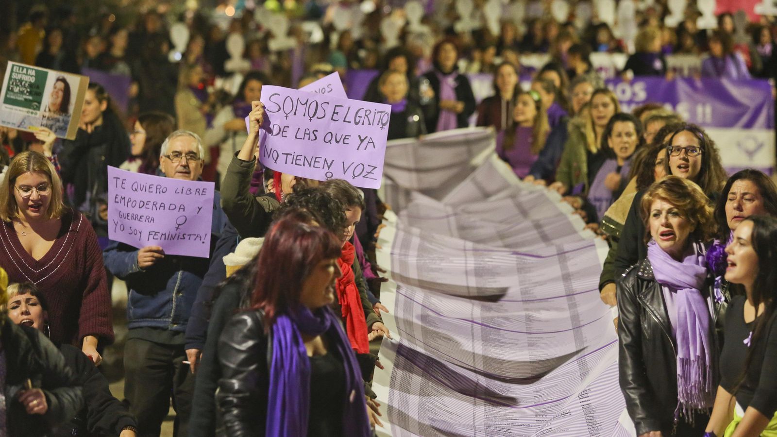 Mujeres portan la lista con todas las asesinadas desde 2003.