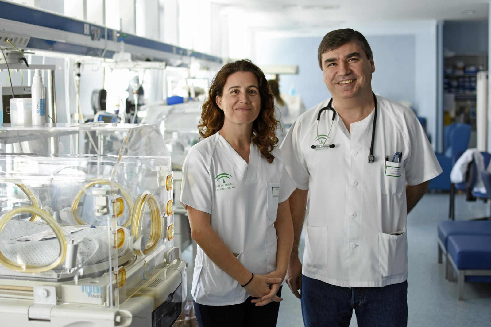 Simón Lubián e Isabel Benavente en la UCI Neonatal del Hospital Puerta del Mar ayer.
