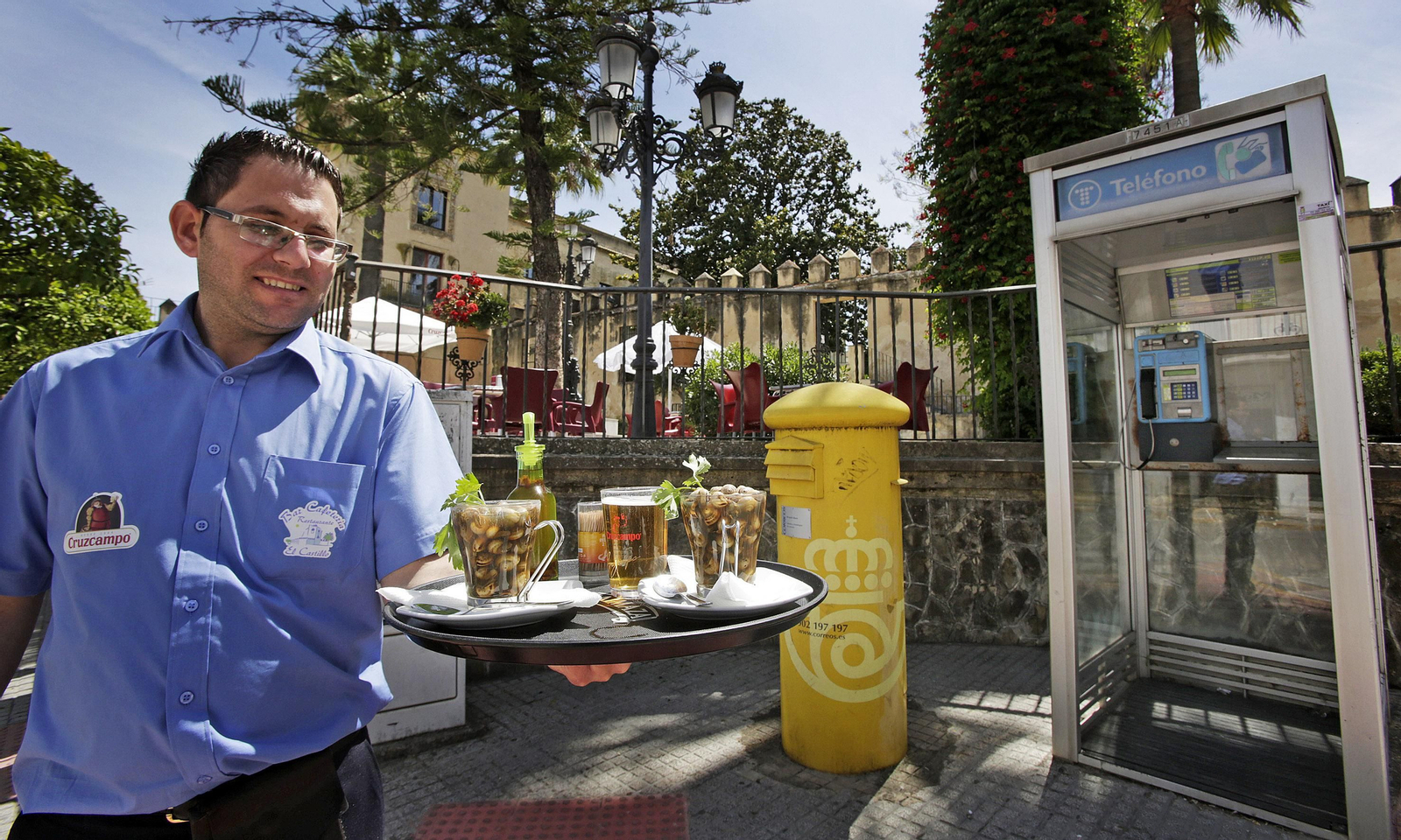 Juan, del bar Castillo, muestra sus célebres caracoles ante el palacio de Ribera.