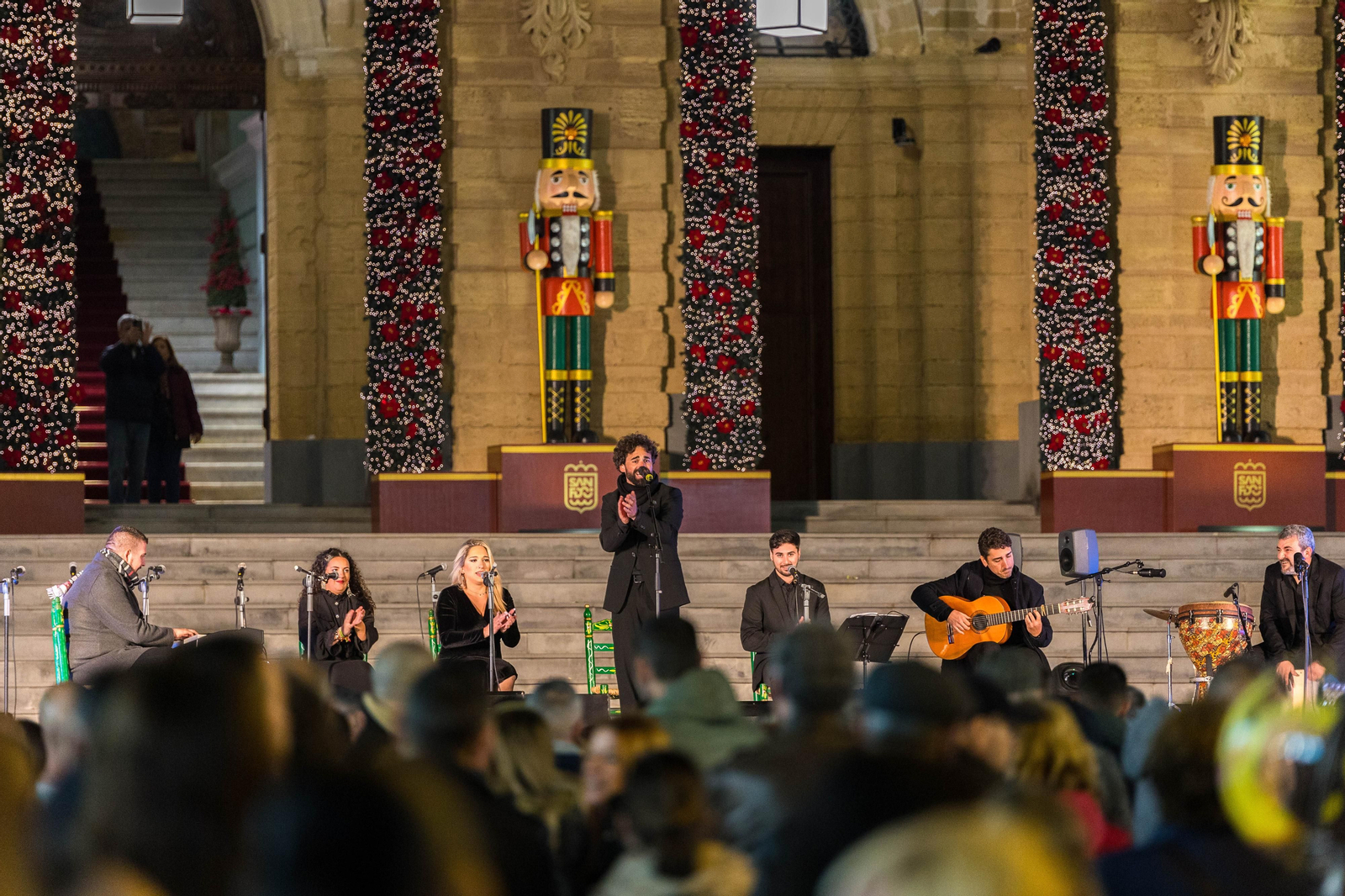 Doble sesión de zambombas navideñas en la plaza del Rey de San Fernando