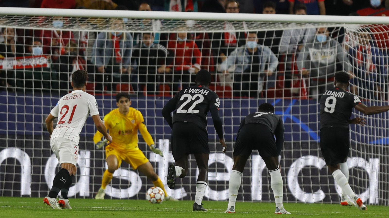 Jonathan David transforma el penalti que lo cambió todo.