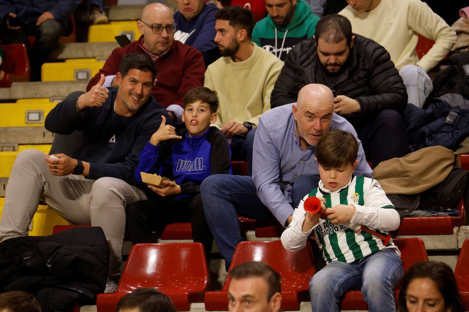 Las mejores fotos del ambiente en Vista Alegre para el Córdoba Futsal - O Parrulo Ferrol
